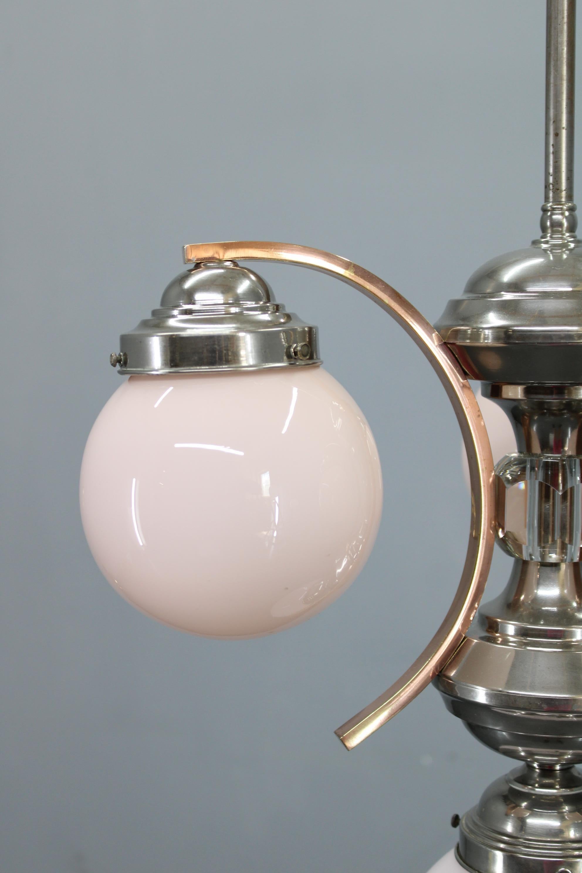 Poli Lustre Art Déco Tchécoslovaque des années 1930 en nickel avec globes en verre opalin rose en vente
