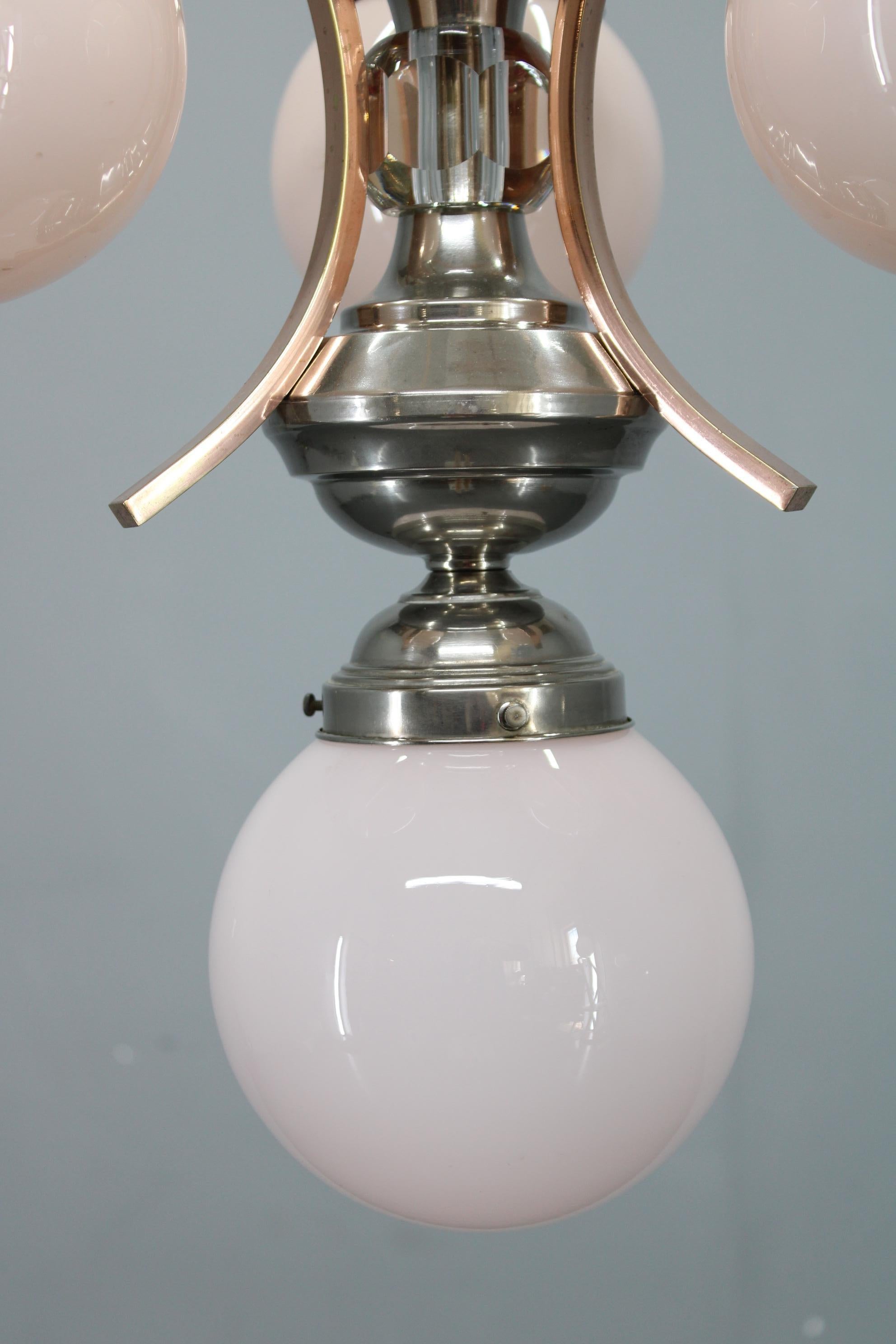 Lustre Art Déco Tchécoslovaque des années 1930 en nickel avec globes en verre opalin rose Bon état - En vente à Praha, CZ