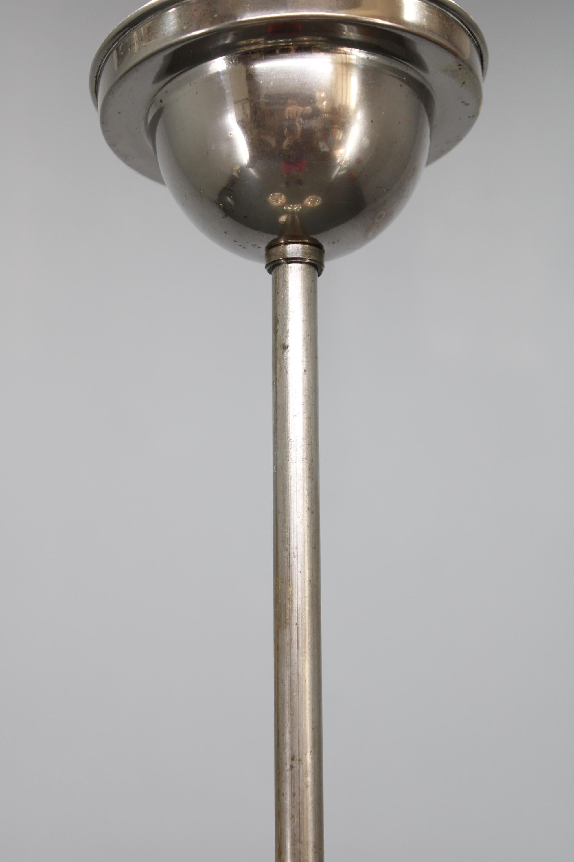 Métal Lustre Art Déco Tchécoslovaque des années 1930 en nickel avec globes en verre opalin rose en vente