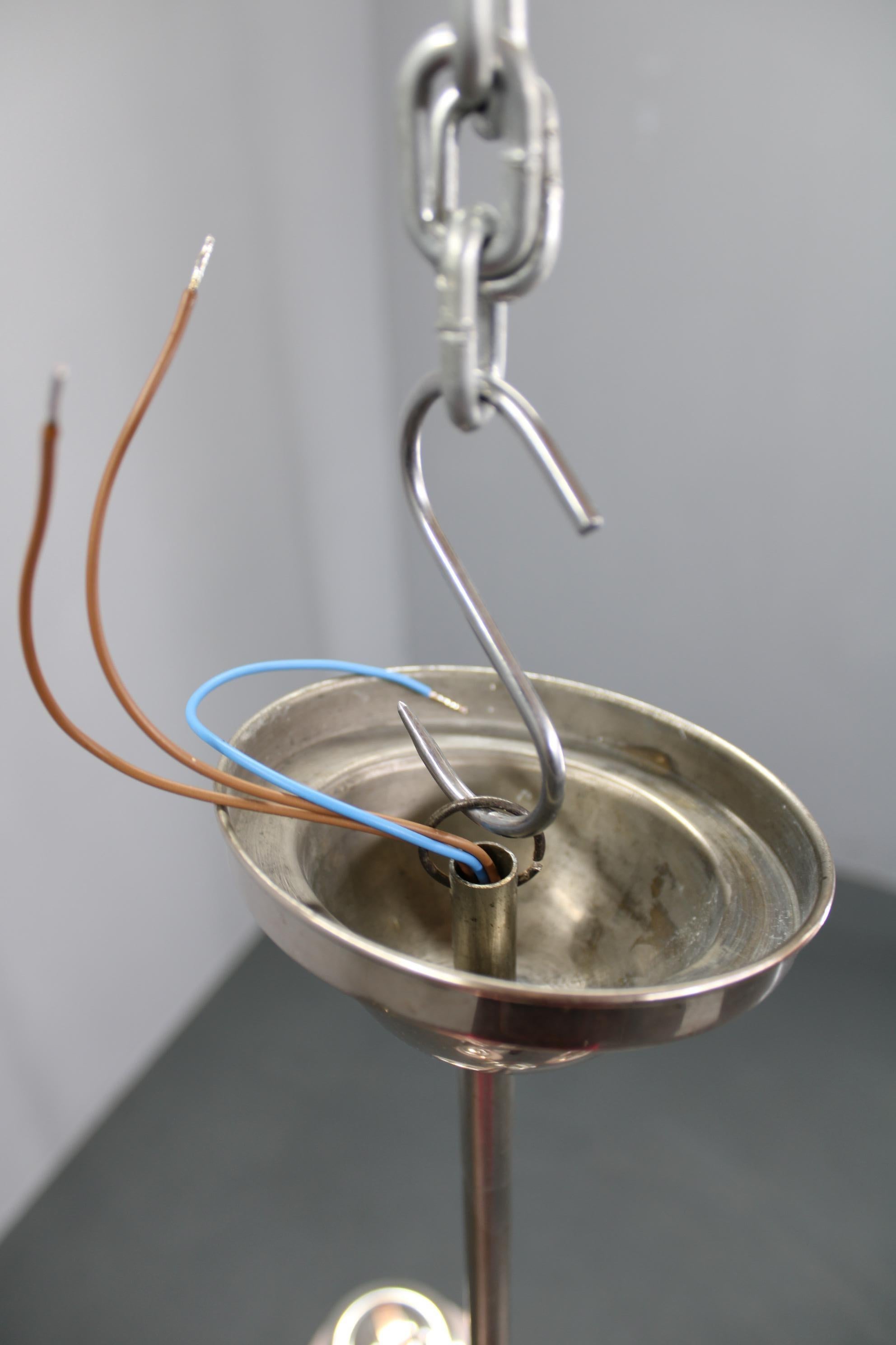 Lustre Art Déco Tchécoslovaque des années 1930 en nickel avec globes en verre opalin rose en vente 1