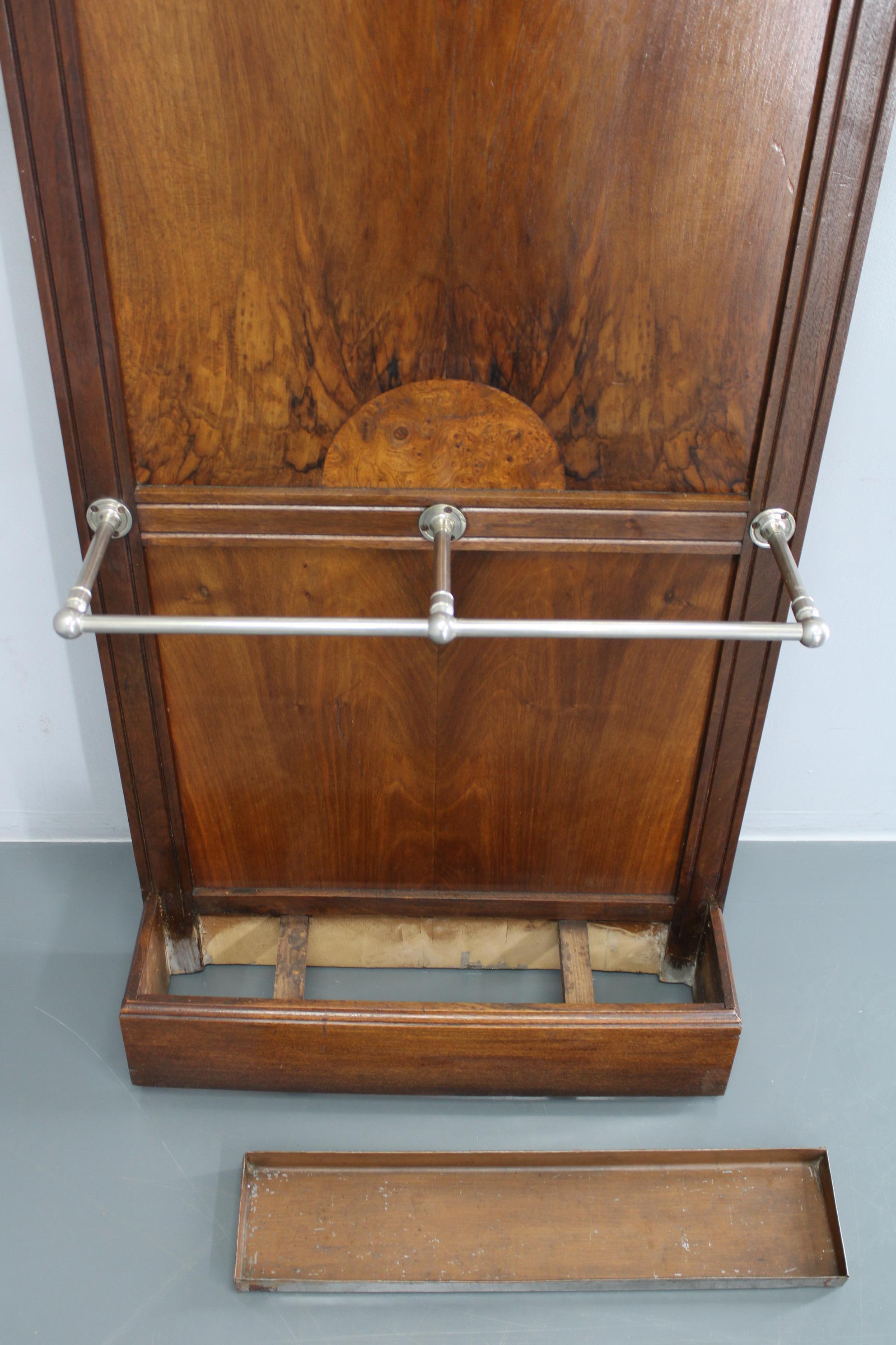 Porte-manteau en noyer avec miroir et porte-parapluie Art Deco Tchécoslovaque des années 1930 en vente 1