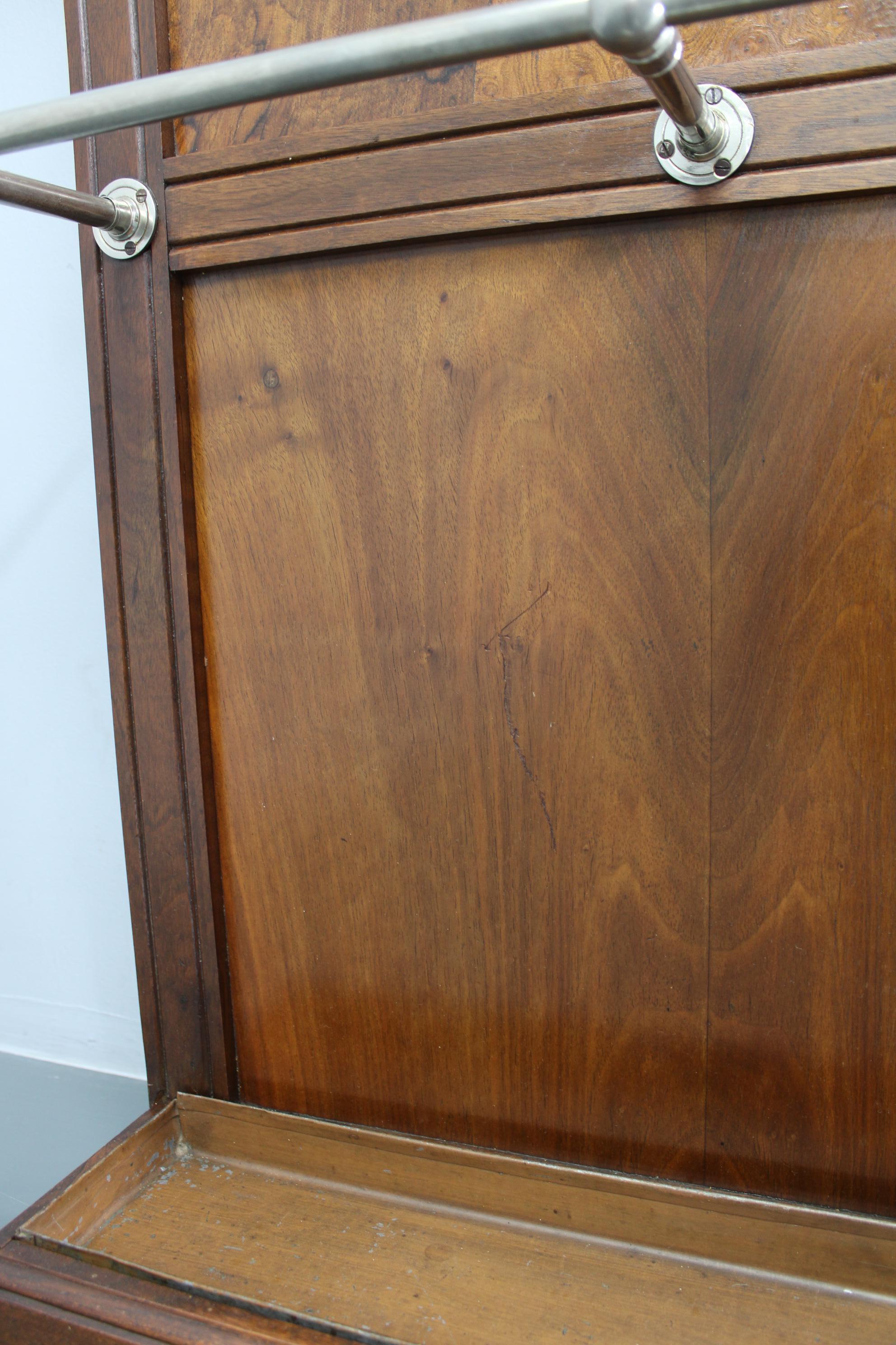 Porte-manteau en noyer avec miroir et porte-parapluie Art Deco Tchécoslovaque des années 1930 en vente 4