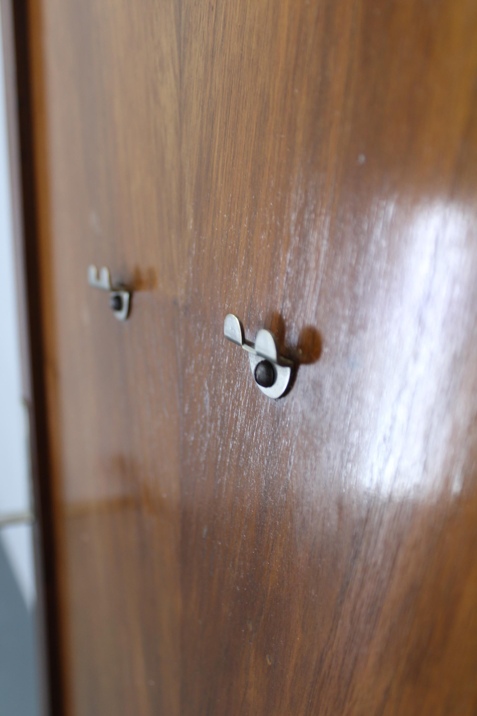 Porte-manteau en noyer avec miroir et porte-parapluie Art Deco Tchécoslovaque des années 1930 en vente 10