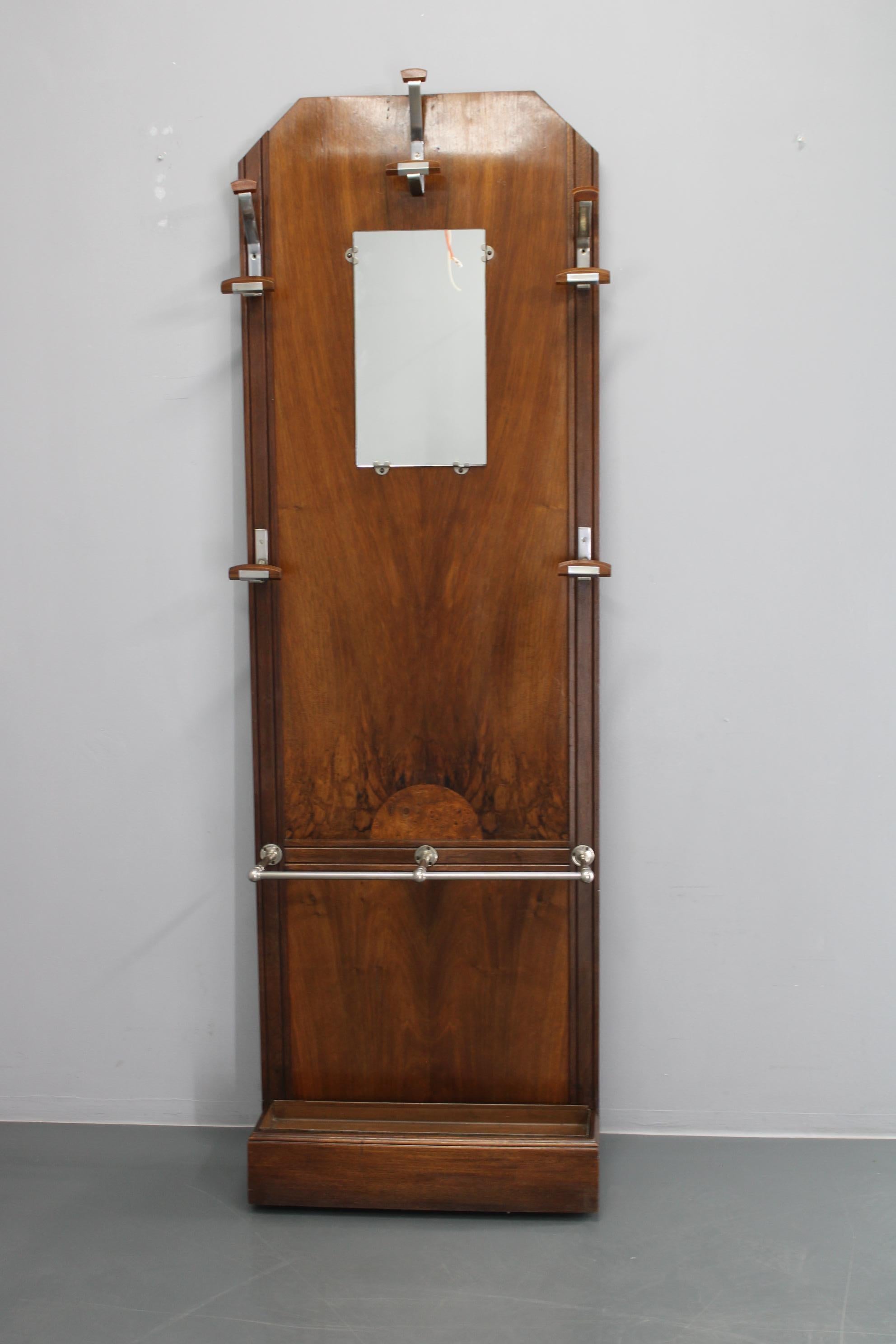 Art déco Porte-manteau en noyer avec miroir et porte-parapluie Art Deco Tchécoslovaque des années 1930 en vente