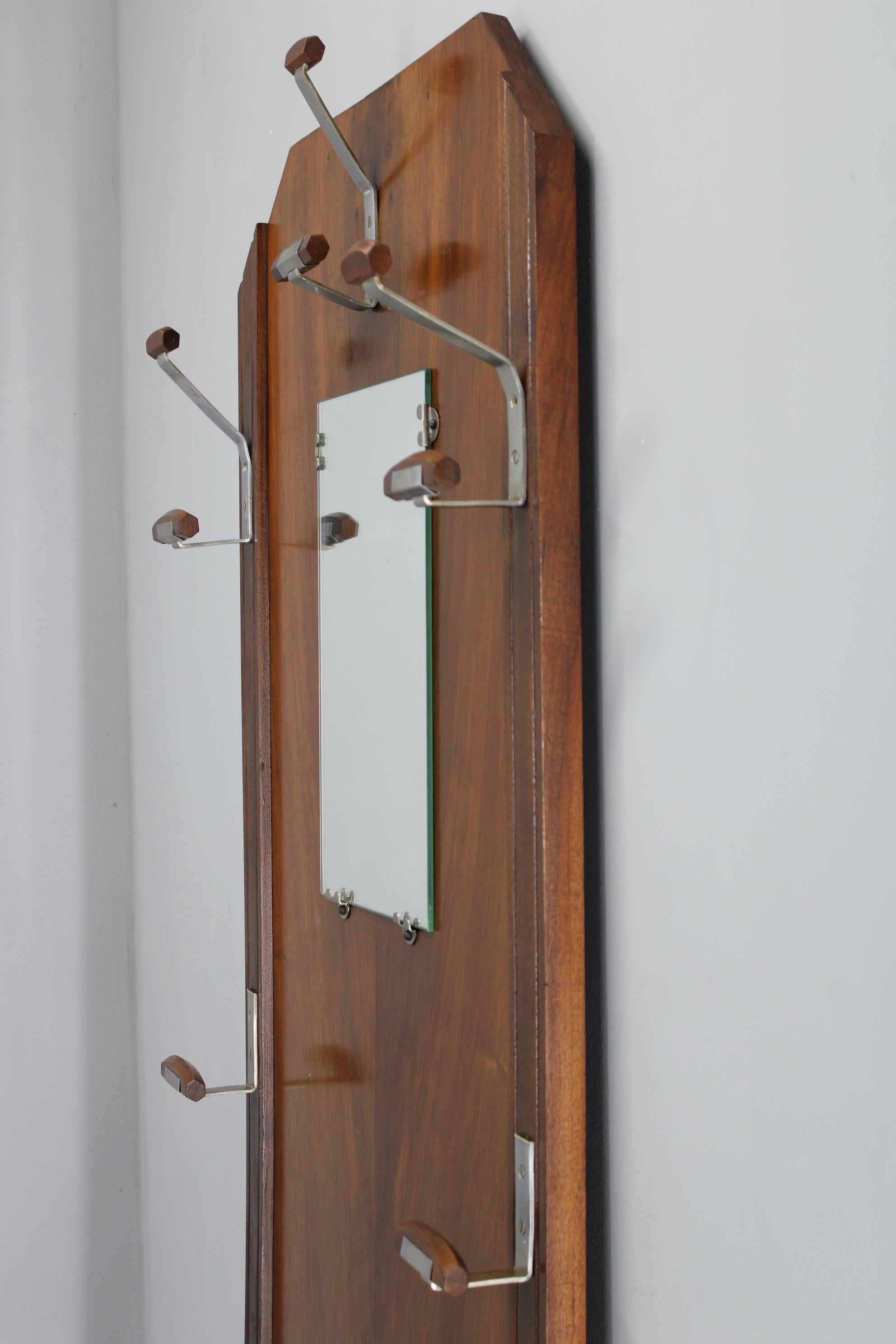 Tchèque Porte-manteau en noyer avec miroir et porte-parapluie Art Deco Tchécoslovaque des années 1930 en vente