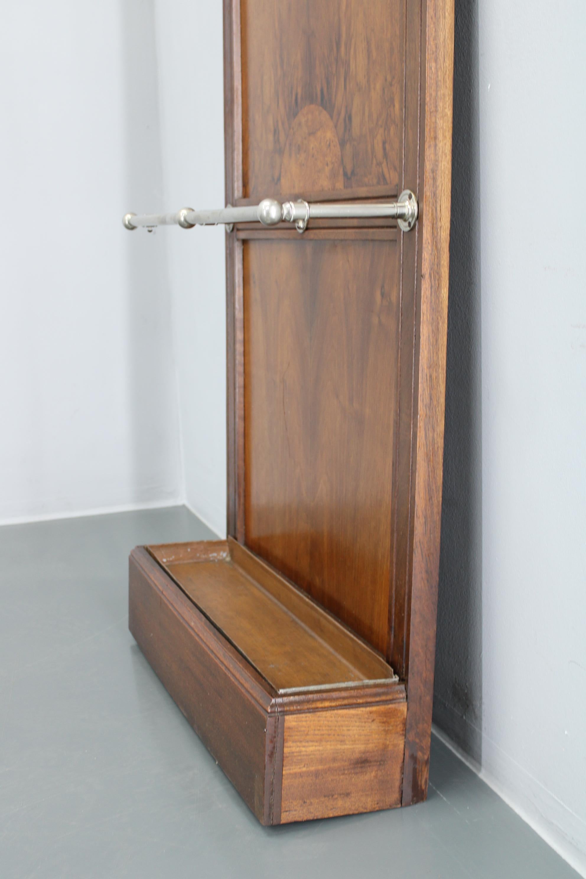 Huilé Porte-manteau en noyer avec miroir et porte-parapluie Art Deco Tchécoslovaque des années 1930 en vente