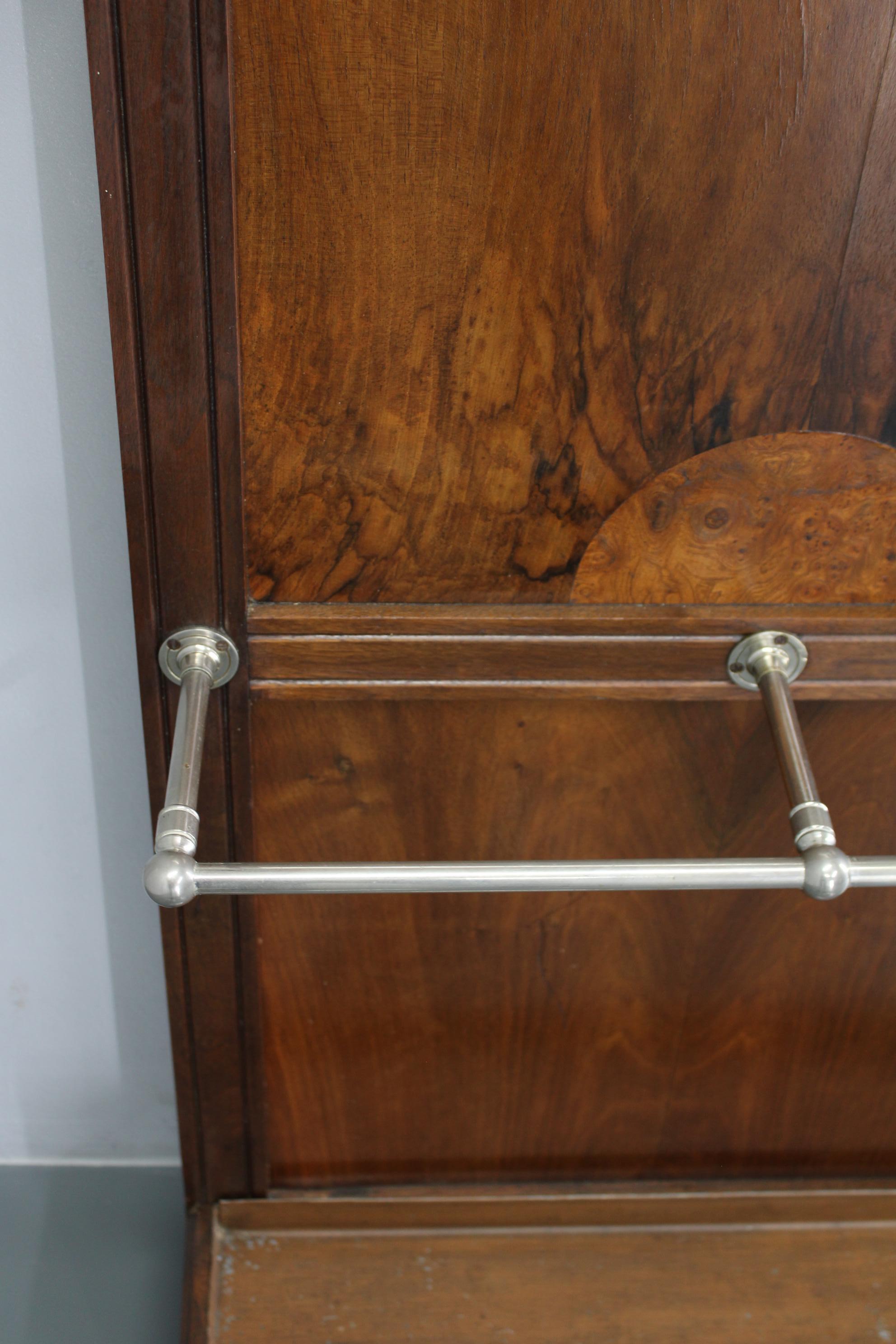 Milieu du XXe siècle Porte-manteau en noyer avec miroir et porte-parapluie Art Deco Tchécoslovaque des années 1930 en vente