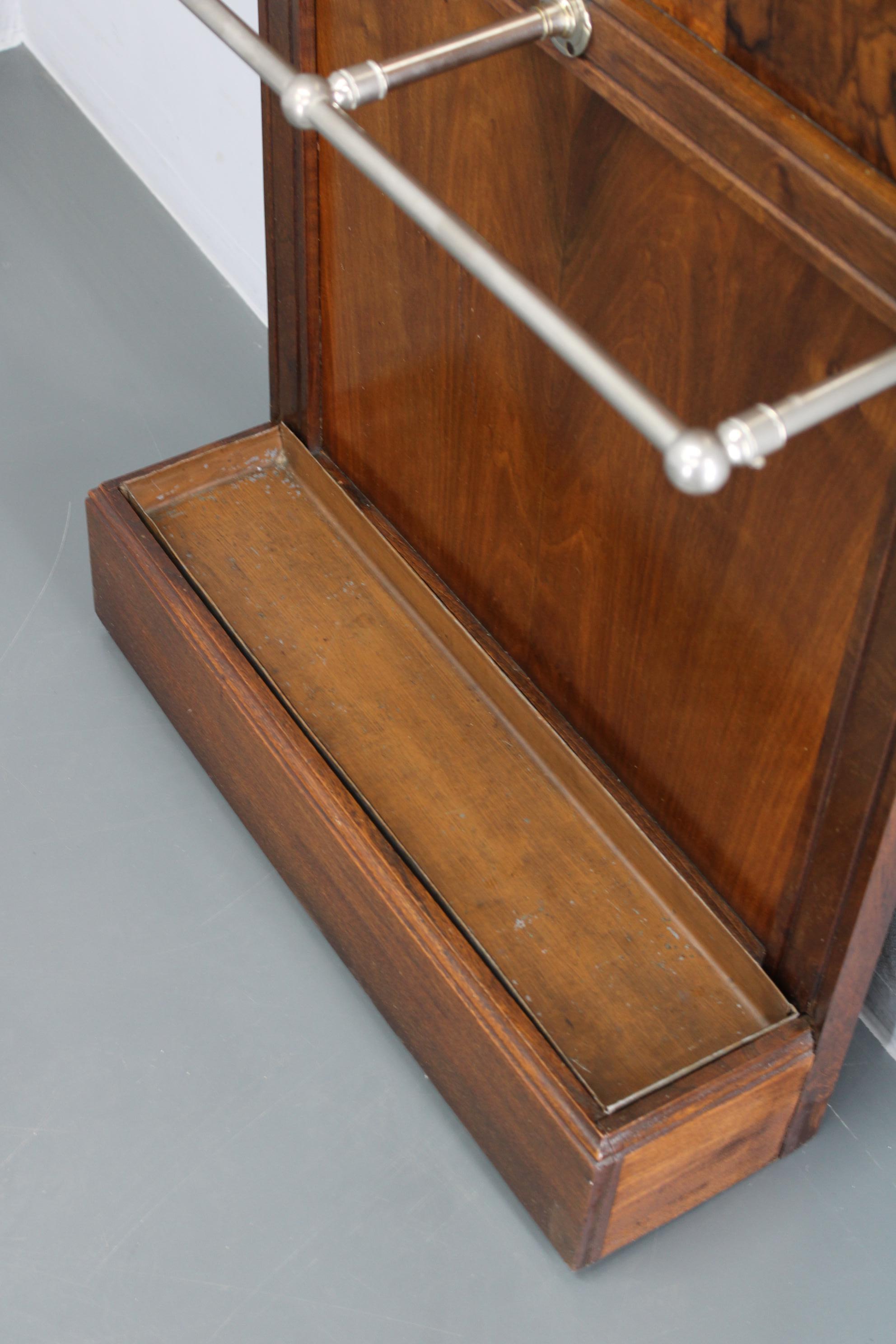 Bois Porte-manteau en noyer avec miroir et porte-parapluie Art Deco Tchécoslovaque des années 1930 en vente