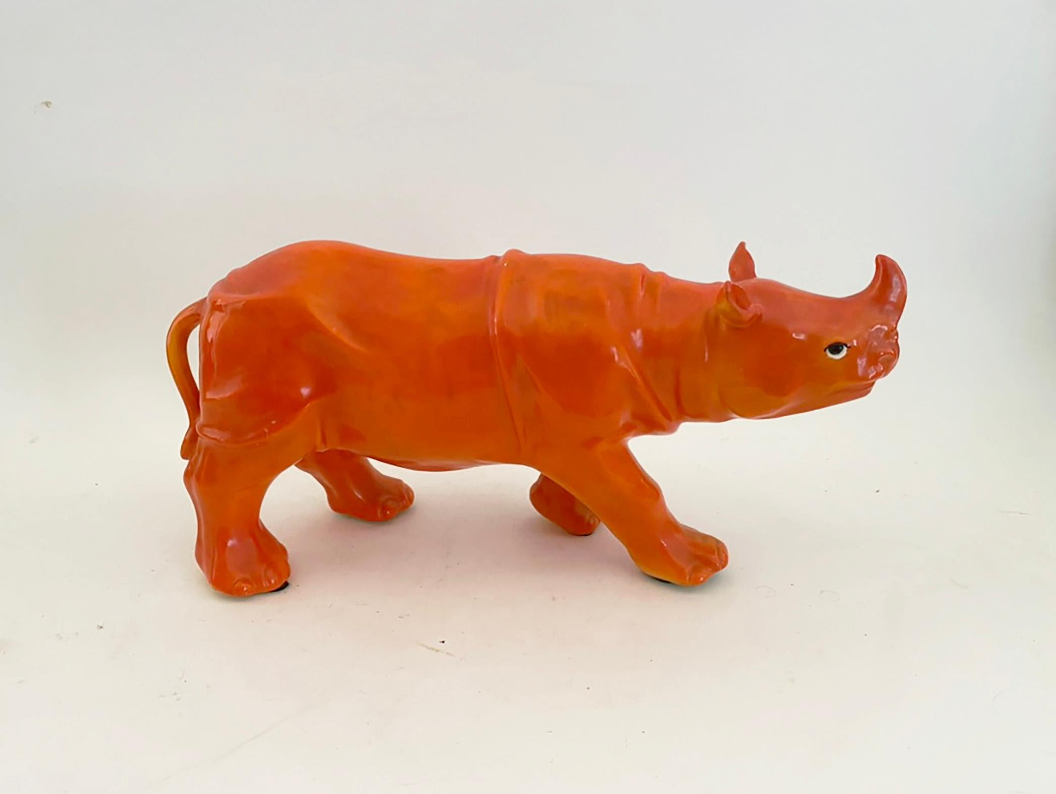 ¿Has visto alguna vez un rinoceronte naranja? Pues nosotros tampoco. Se trata de una figura de cerámica muy poco habitual, fabricada en Checoslovaquia en la década de 1930. Esta rareza está en muy buen estado, sin astillas, grietas ni reparaciones.