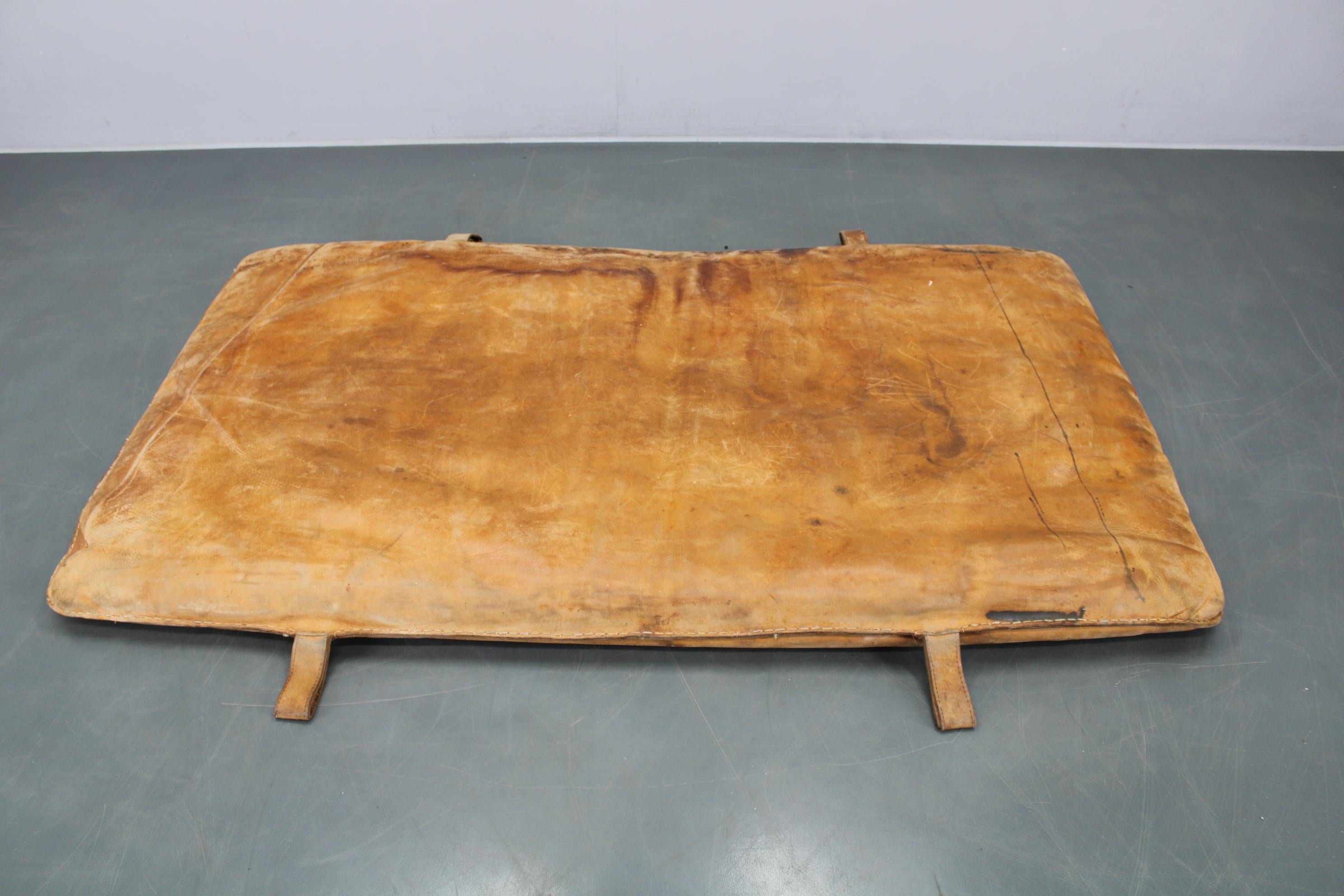 Tapis de gymnastique en cuir épais tchécoslovaque des années 1930, patine d'origine en vente 4
