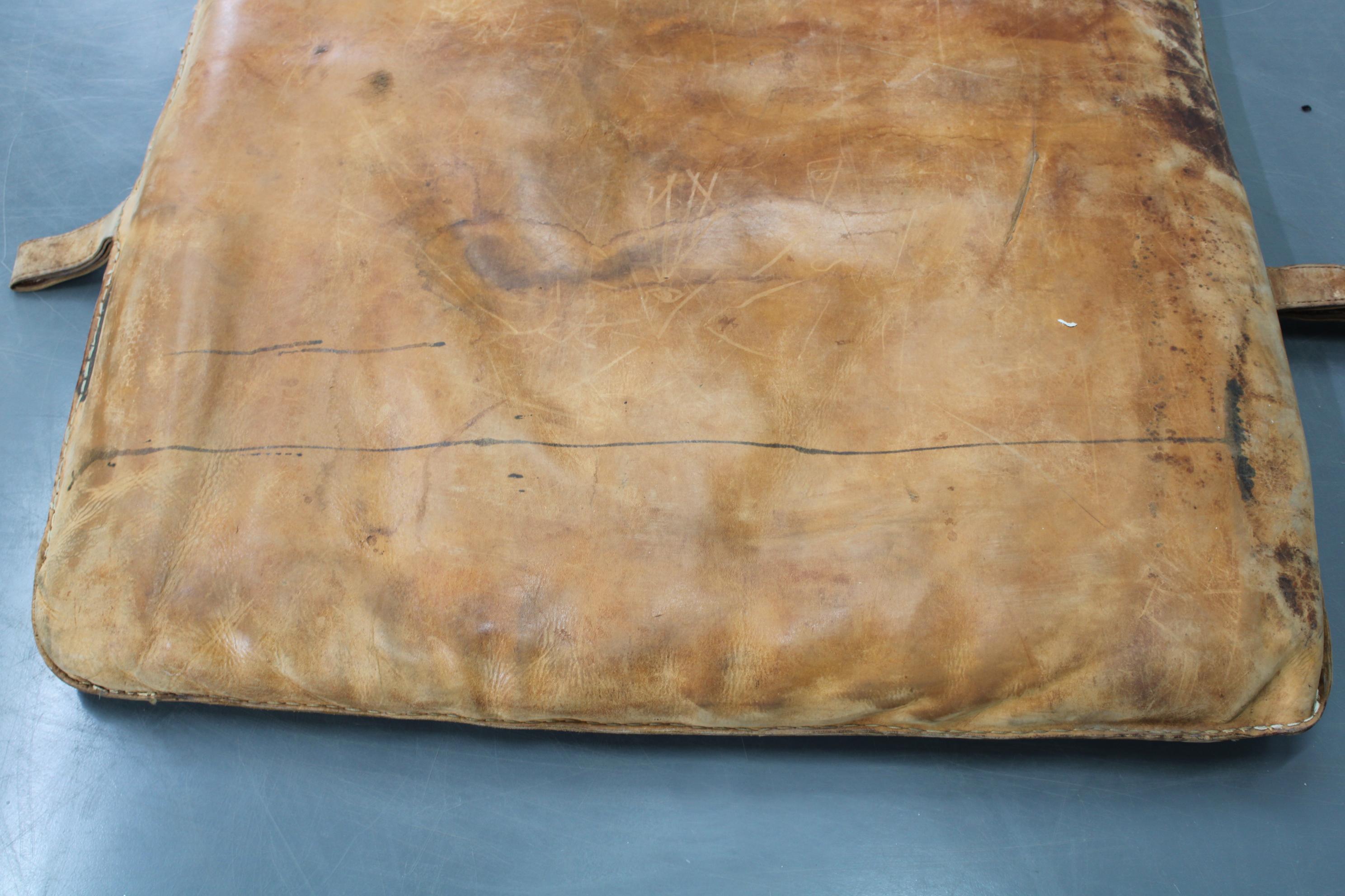 Tapis de gymnastique en cuir épais tchécoslovaque des années 1930, patine d'origine en vente 9