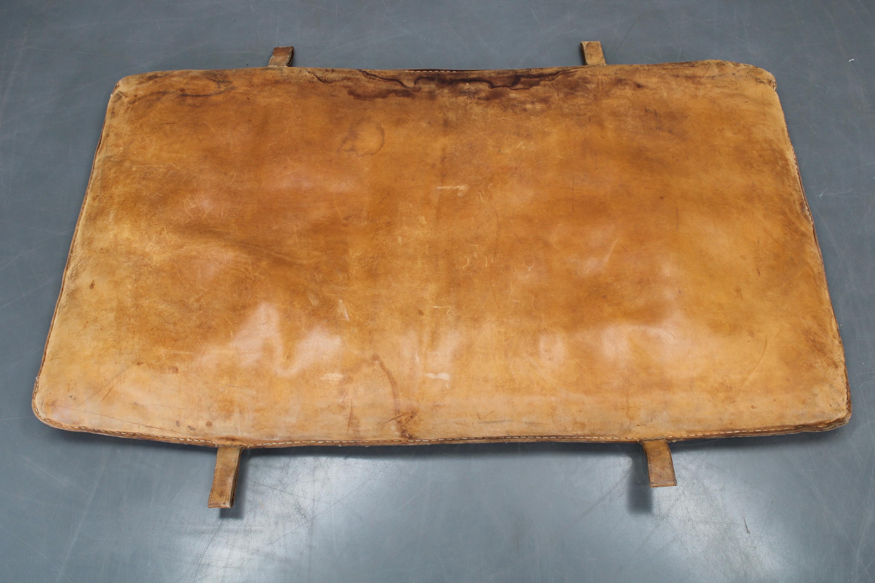 Tapis de gymnastique vintage fabriqué en Tchécoslovaquie vers 1930, en cuir naturel épais et rembourré. Cette pièce antique présente une surface richement patinée et une usure authentique, ce qui la rend adaptée aux collections de sport vintage, aux