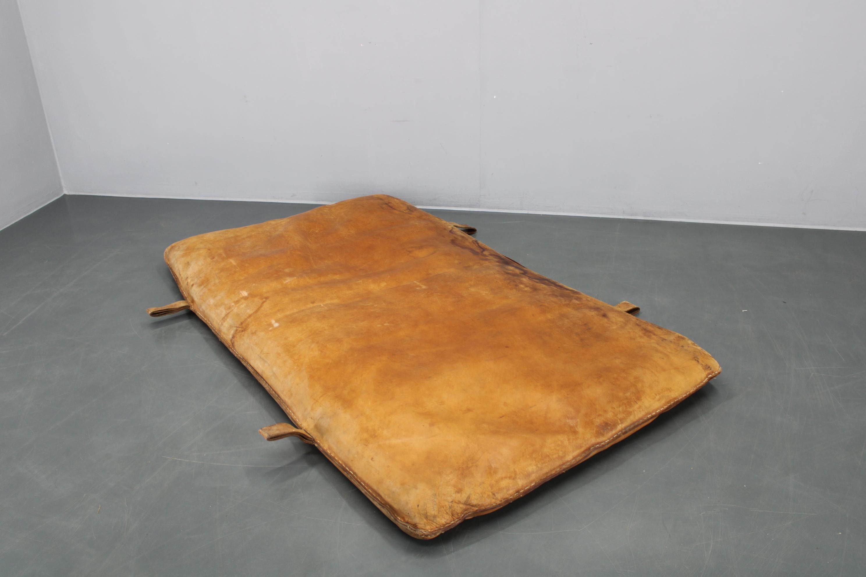 Mid-Century Modern Tapis de gymnastique en cuir épais tchécoslovaque des années 1930, patine d'origine en vente