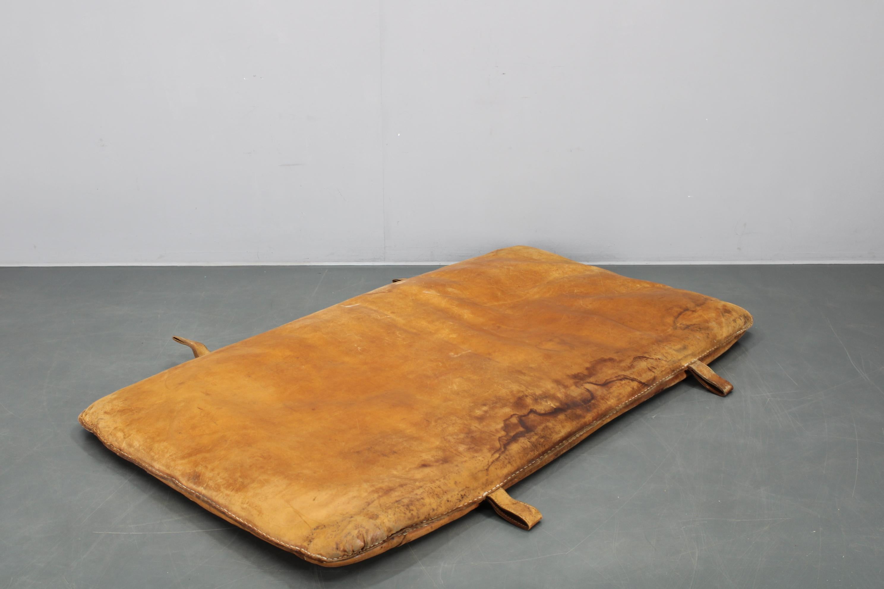 Tapis de gymnastique en cuir épais tchécoslovaque des années 1930, patine d'origine Bon état - En vente à Praha, CZ