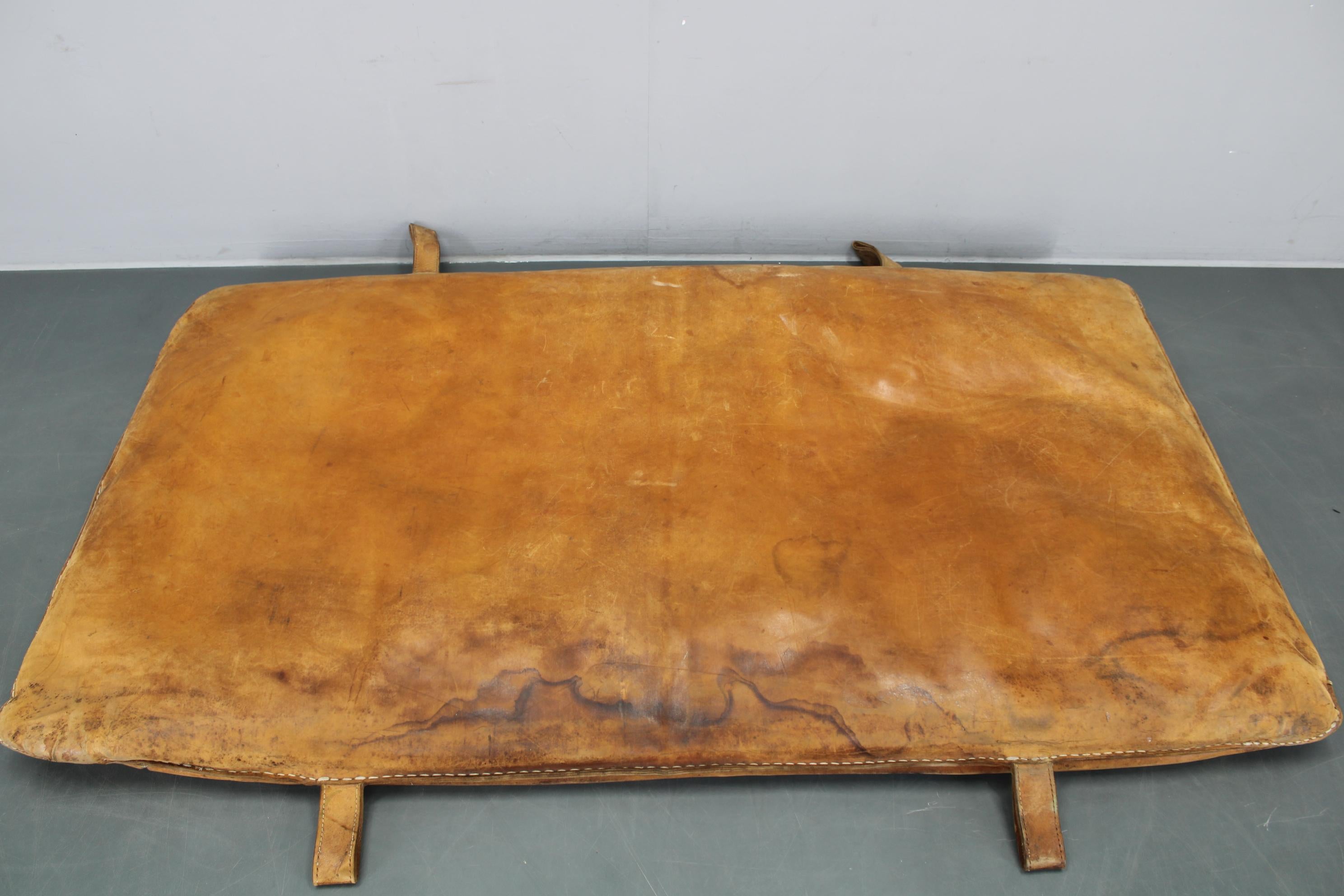 Milieu du XXe siècle Tapis de gymnastique en cuir épais tchécoslovaque des années 1930, patine d'origine en vente
