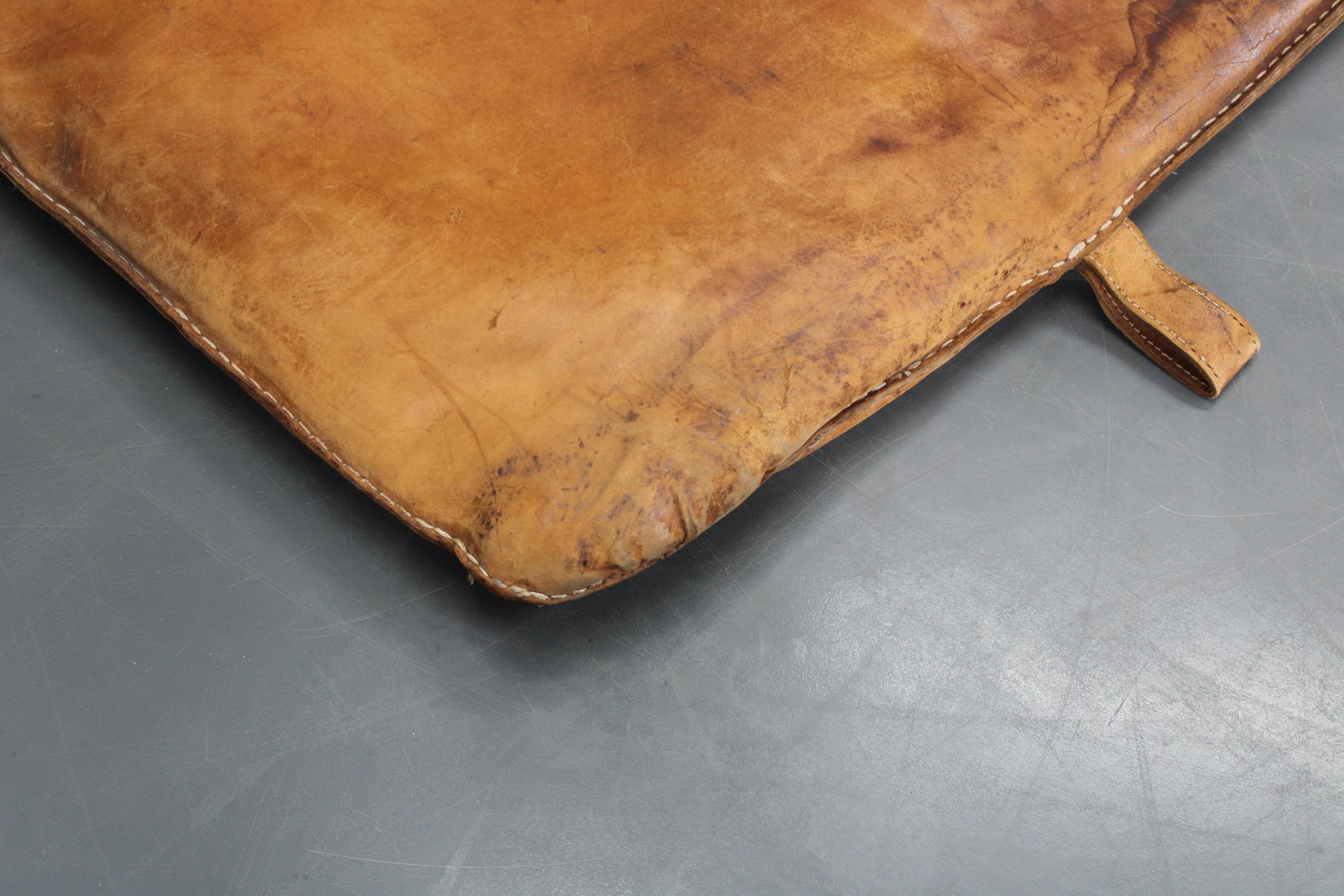 Cuir Tapis de gymnastique en cuir épais tchécoslovaque des années 1930, patine d'origine en vente