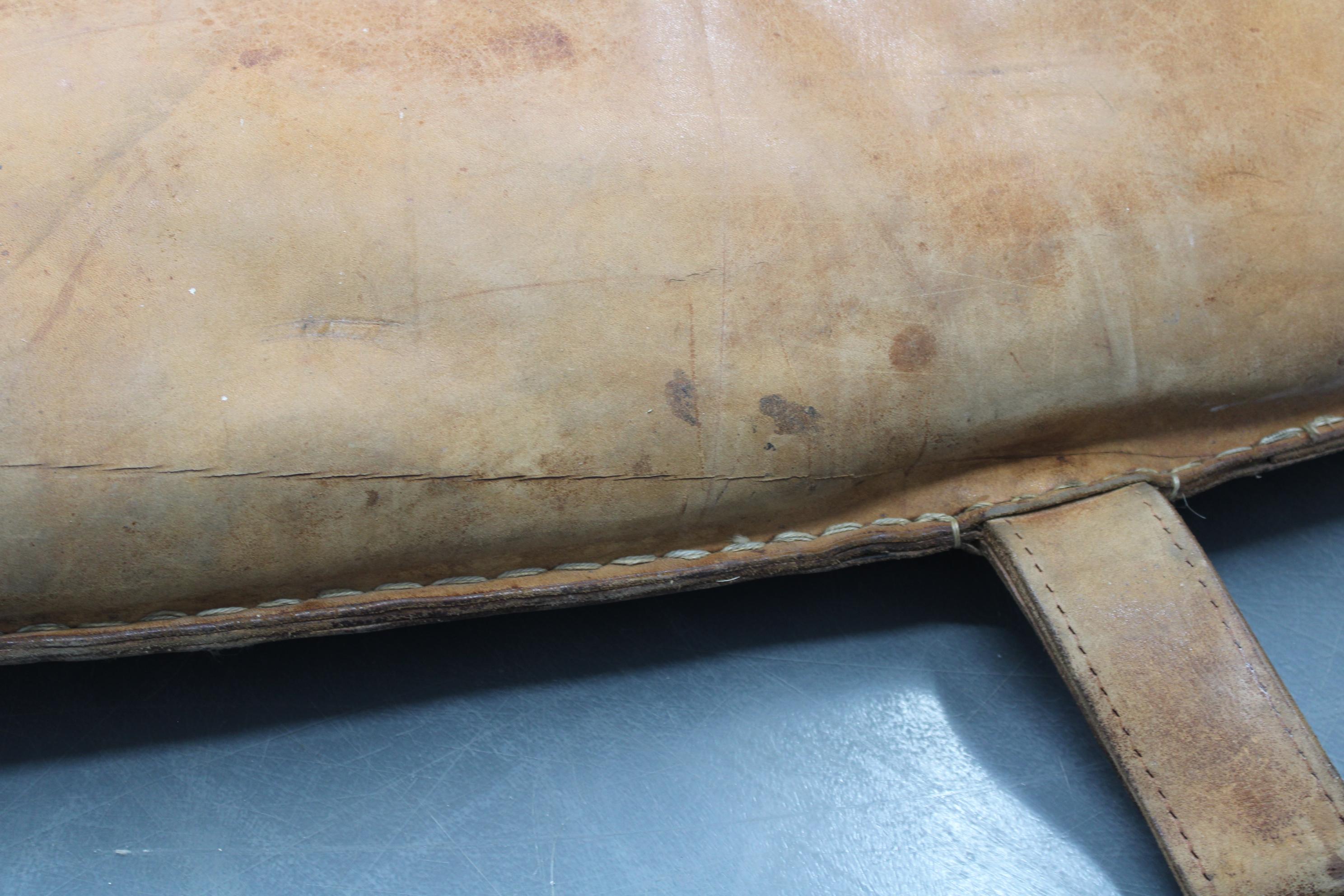 Tapis de gymnastique en cuir épais tchécoslovaque des années 1930, patine d'origine en vente 2