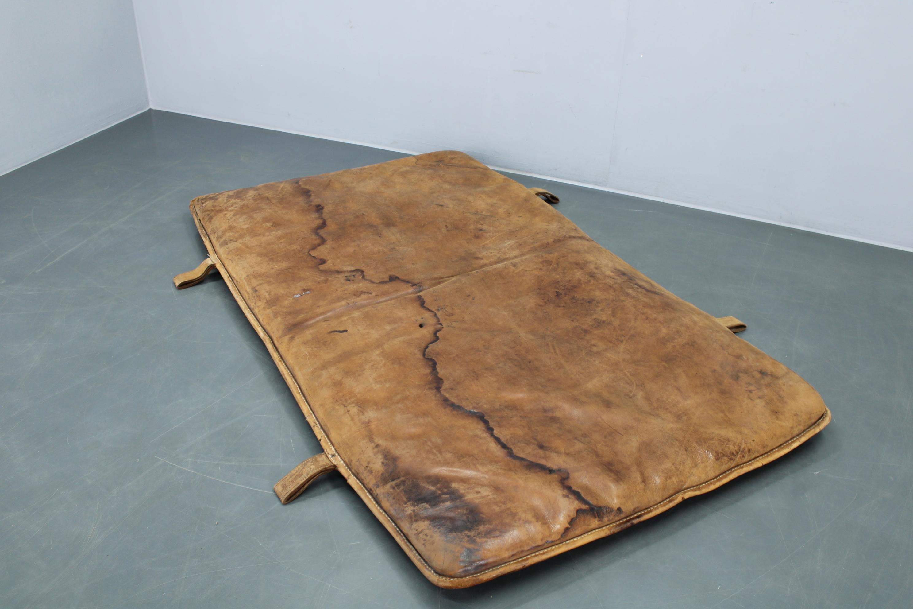 Tapis de gymnastique en cuir épais tchécoslovaque des années 1930, patiné en vente 11