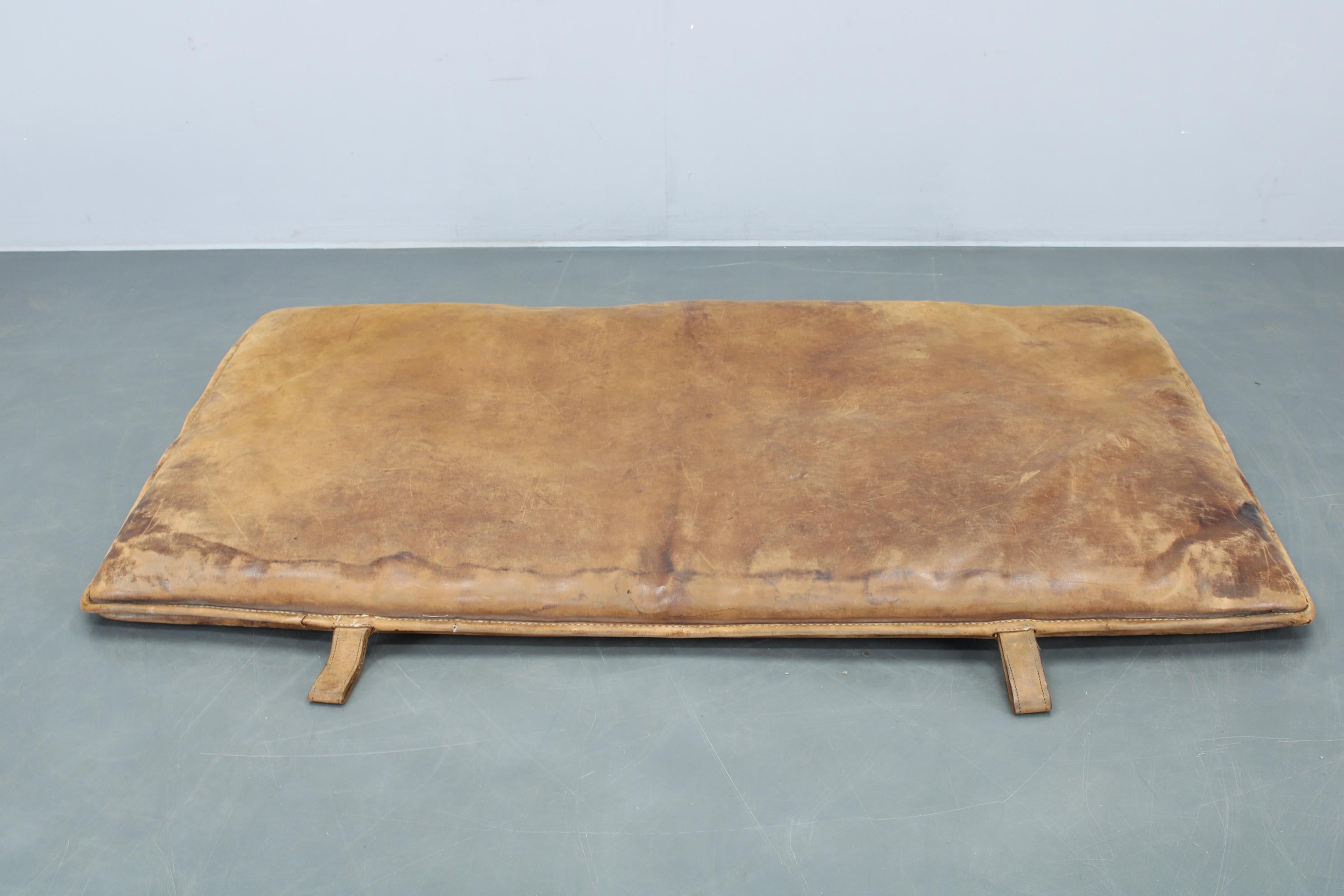  Tapis de gymnastique vintage de Tchécoslovaquie, circa 1930, fabriqué en cuir naturel épais avec son padding d'origine. Il présente une patine richement vieillie et un caractère vintage, et peut être utilisé comme objet de collection, comme