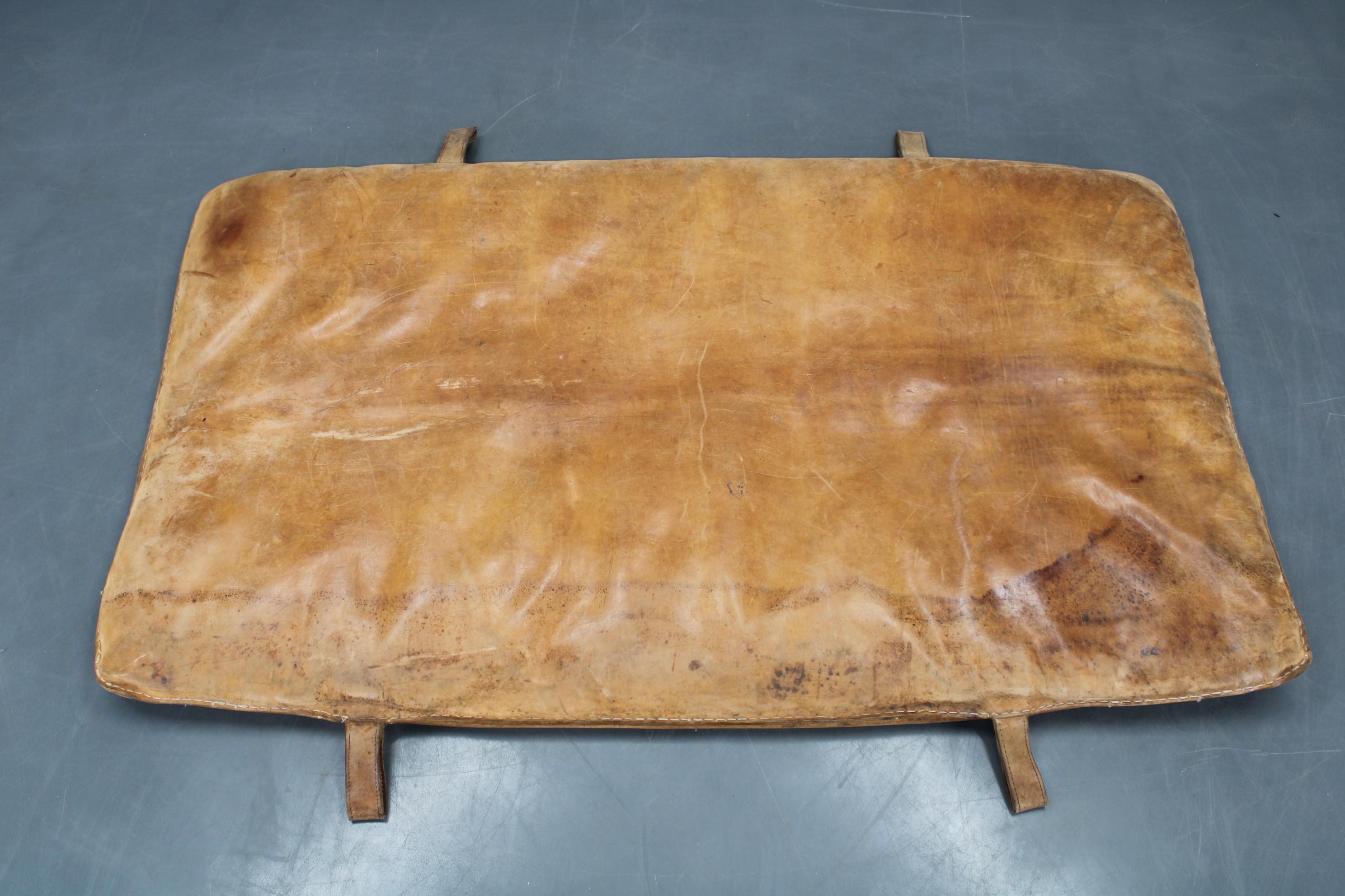 Mid-Century Modern Tapis de gymnastique en cuir épais tchécoslovaque des années 1930, patiné en vente