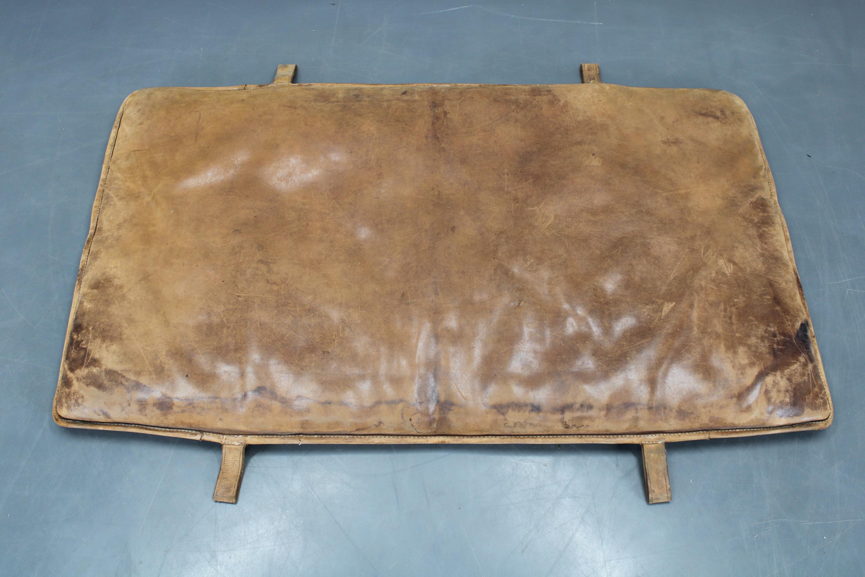 Mid-Century Modern Tapis de gymnastique en cuir épais tchécoslovaque des années 1930, patiné en vente