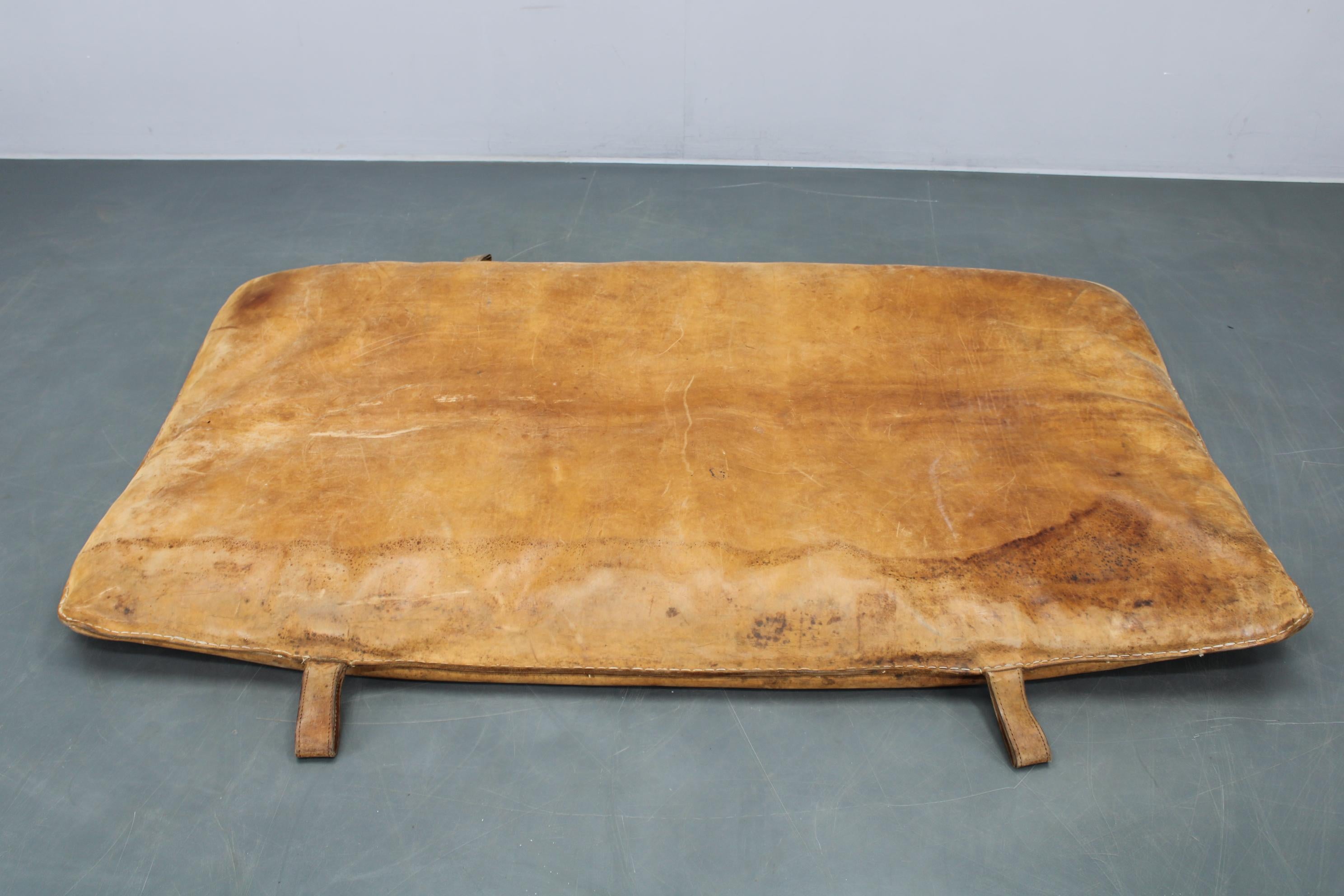 Tchèque Tapis de gymnastique en cuir épais tchécoslovaque des années 1930, patiné en vente