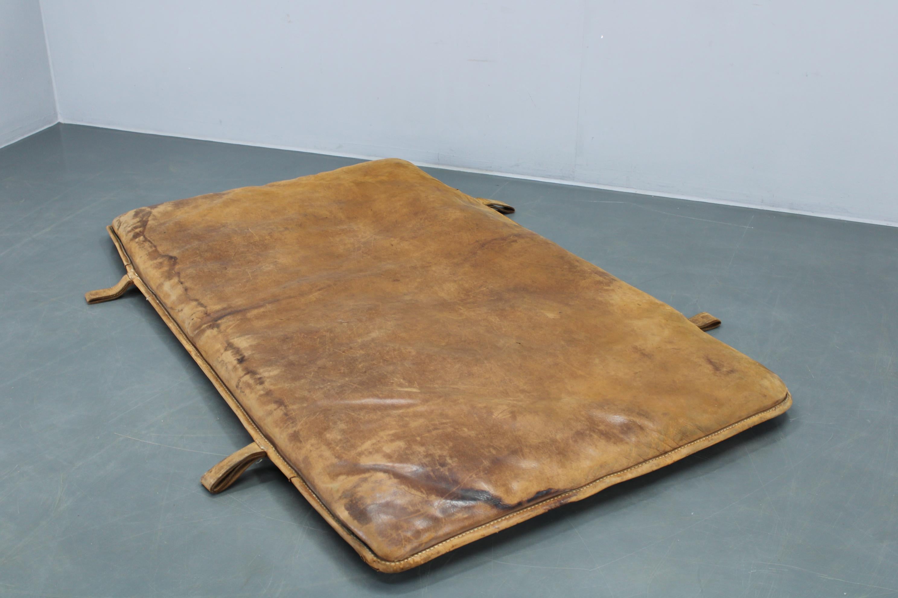 Tchèque Tapis de gymnastique en cuir épais tchécoslovaque des années 1930, patiné en vente