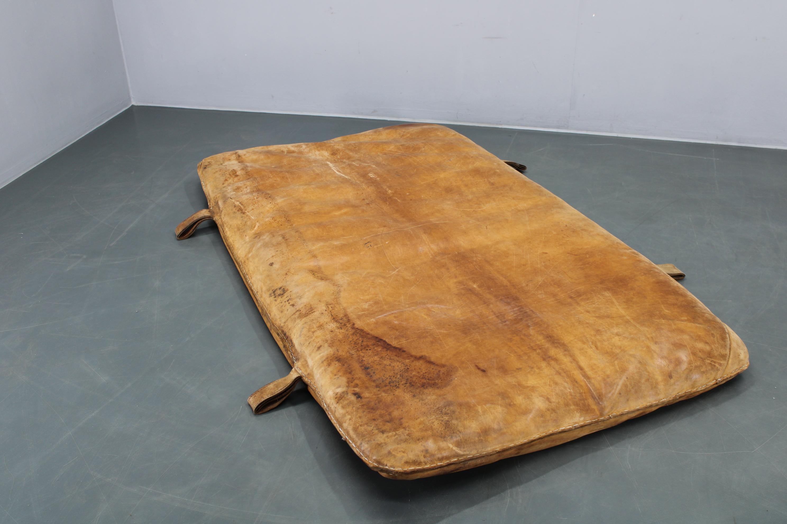 Tapis de gymnastique en cuir épais tchécoslovaque des années 1930, patiné Bon état - En vente à Praha, CZ