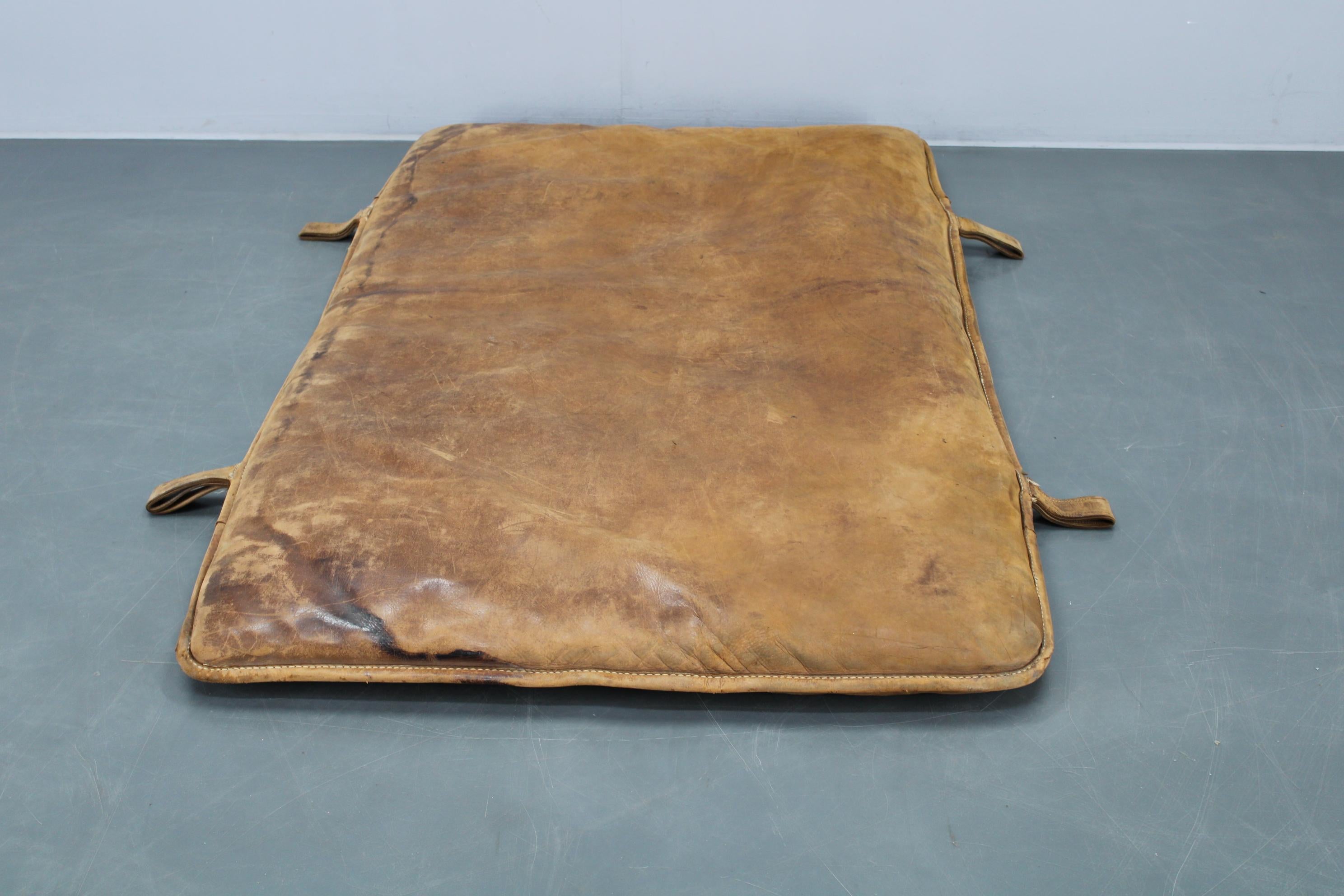 Tapis de gymnastique en cuir épais tchécoslovaque des années 1930, patiné Bon état - En vente à Praha, CZ