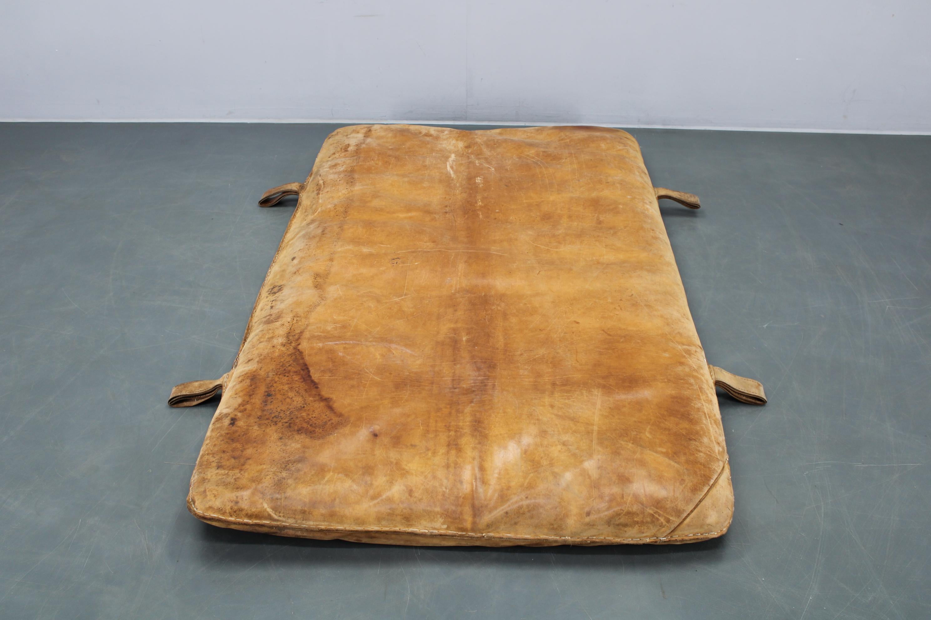 Milieu du XXe siècle Tapis de gymnastique en cuir épais tchécoslovaque des années 1930, patiné en vente