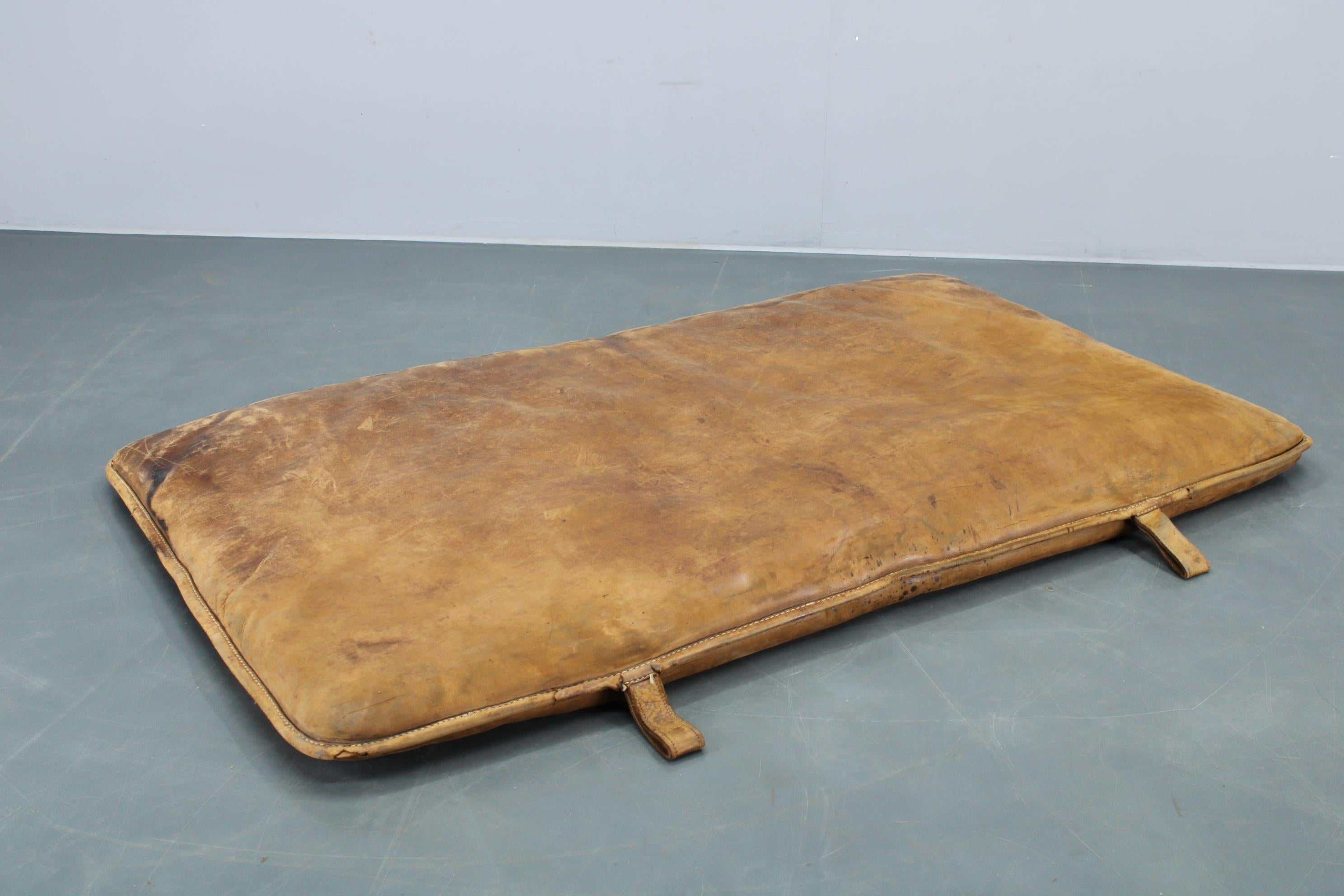 Milieu du XXe siècle Tapis de gymnastique en cuir épais tchécoslovaque des années 1930, patiné en vente