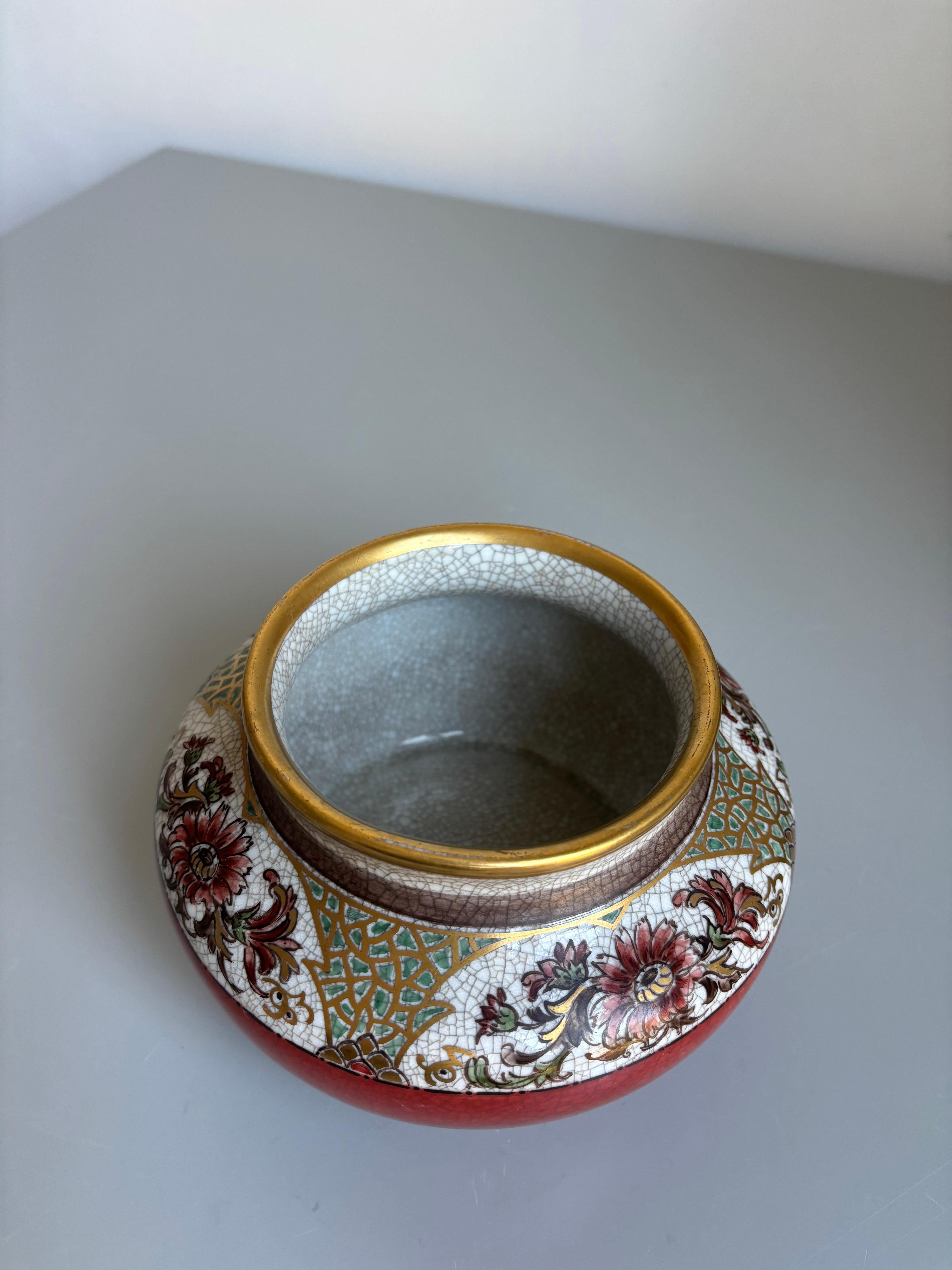 Vernissé Vase à glaçure craquelée florale rouge brûlé Dahl Jensen des années 1930 en vente