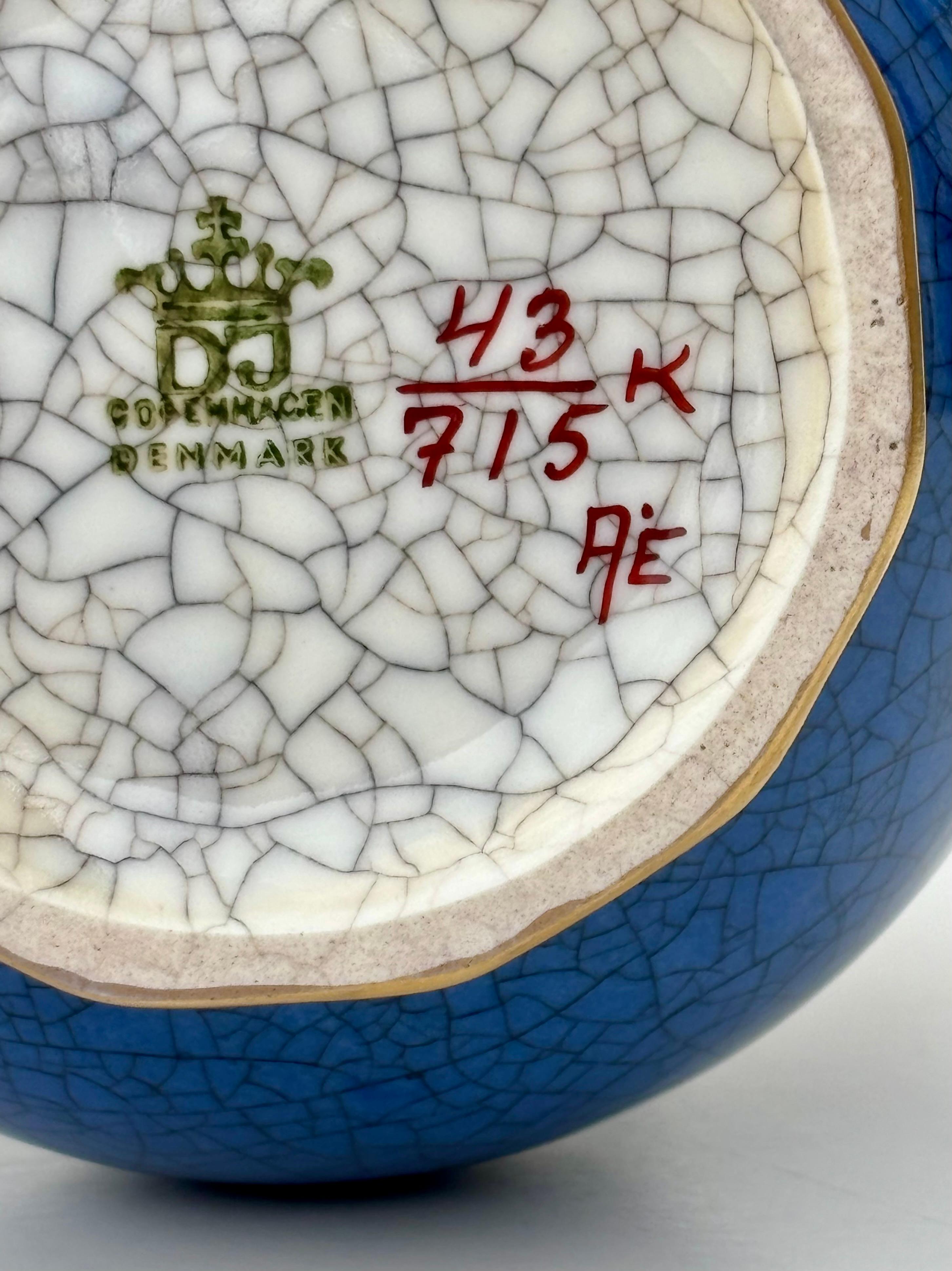 XX secolo Vaso Dahl Jensen degli anni '30, bianco e blu con smalto craquelé in vendita