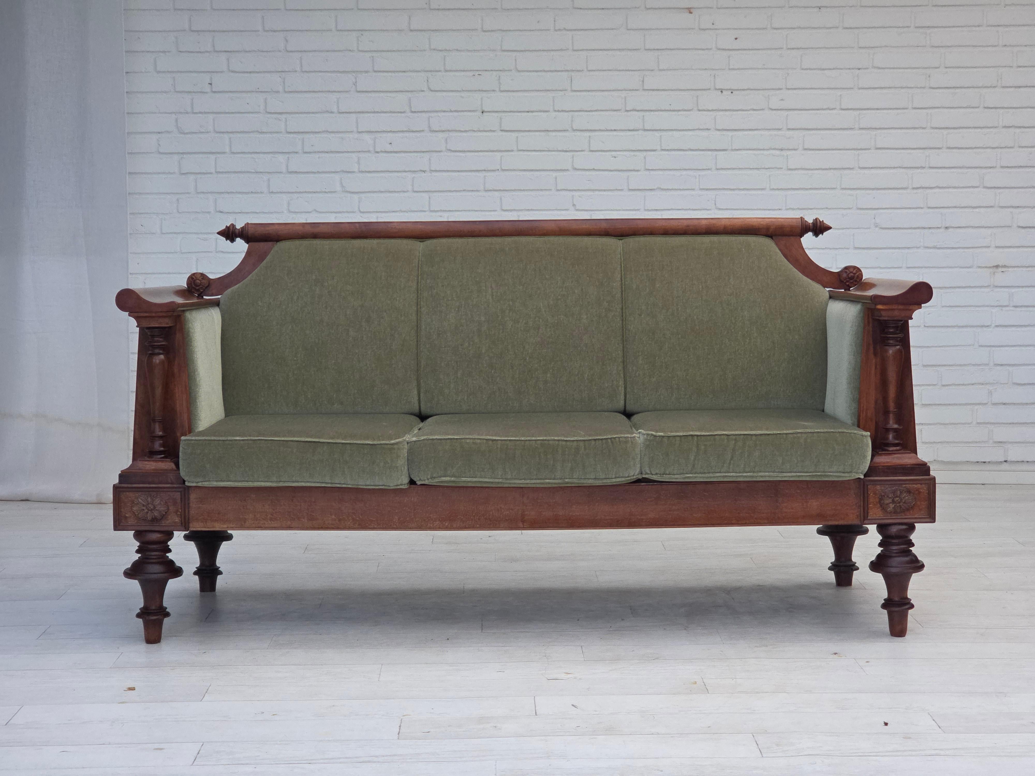 Divano antico danese a 3 posti degli anni '30. Velluto per mobili verde, legno di frassino. Il divano è stato tappezzato circa 20 anni fa da un artigiano. Prodotto da un produttore di mobili danese negli anni 1930-35 circa. Ottime condizioni: nessun