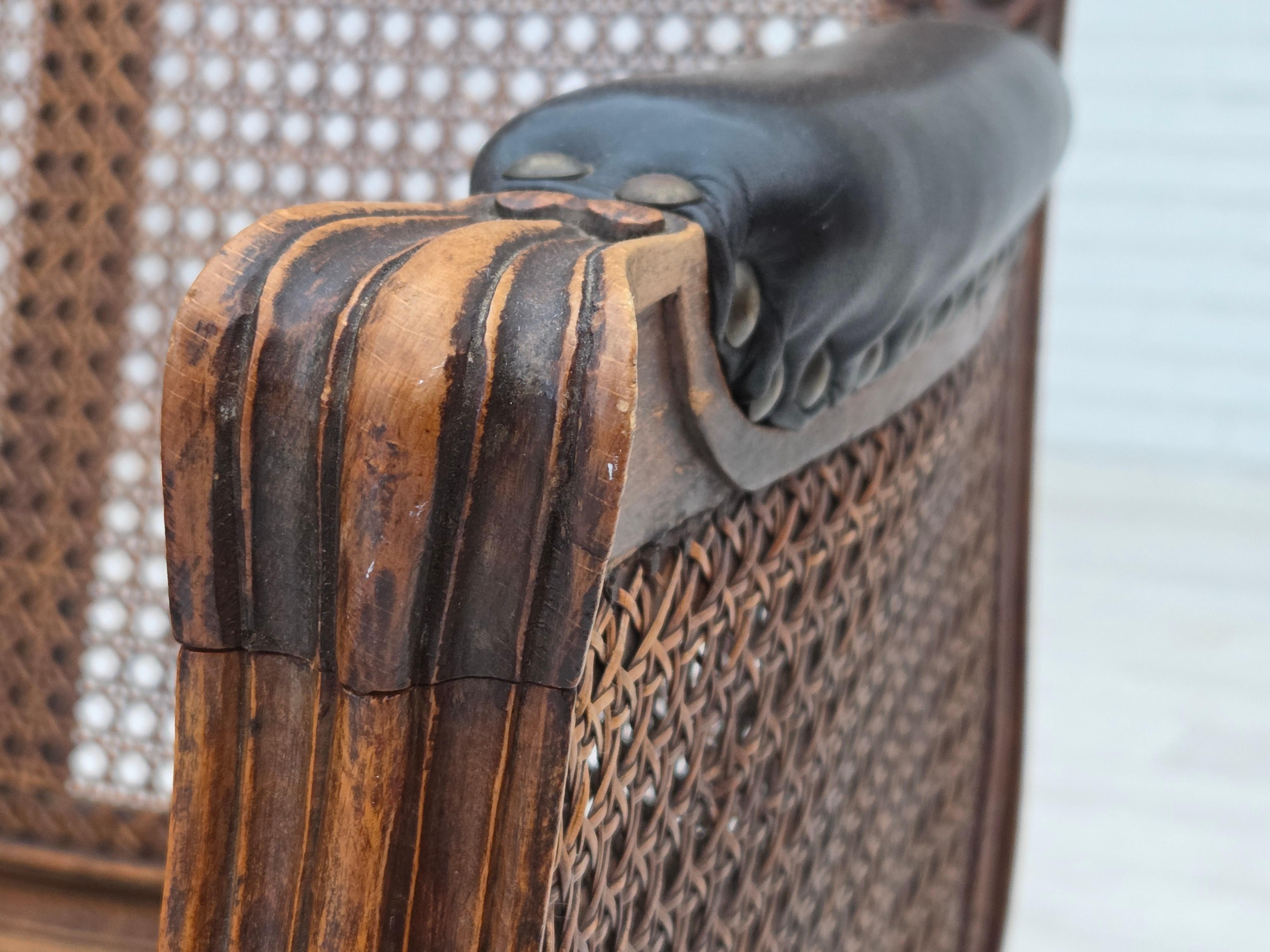 Años 30, sillón danés, cuero, madera de fresno, malla para muebles, retapizado. Rococó en venta