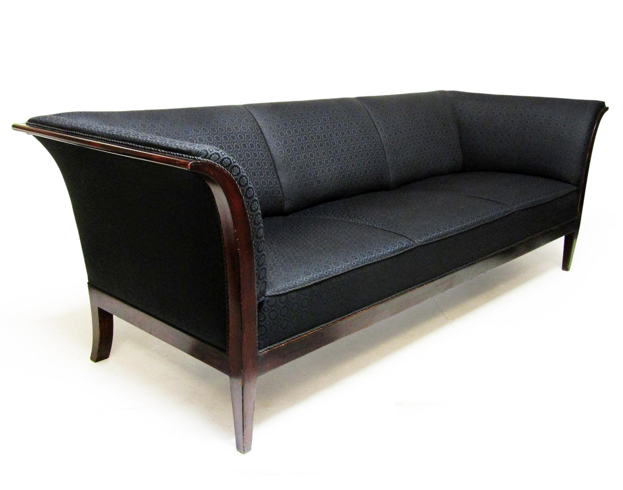 Ein auffälliges 3-Sitzer-Sofa aus kubanischem Mahagoni und schwarzer Seide von Frits Henningsen.
 
Im Wettbewerb mit seinem Lehrer Kaare Klint war Henningsen einer der herausragenden dänischen Designer des frühen 20. Jahrhunderts. Ein zentrales Ziel