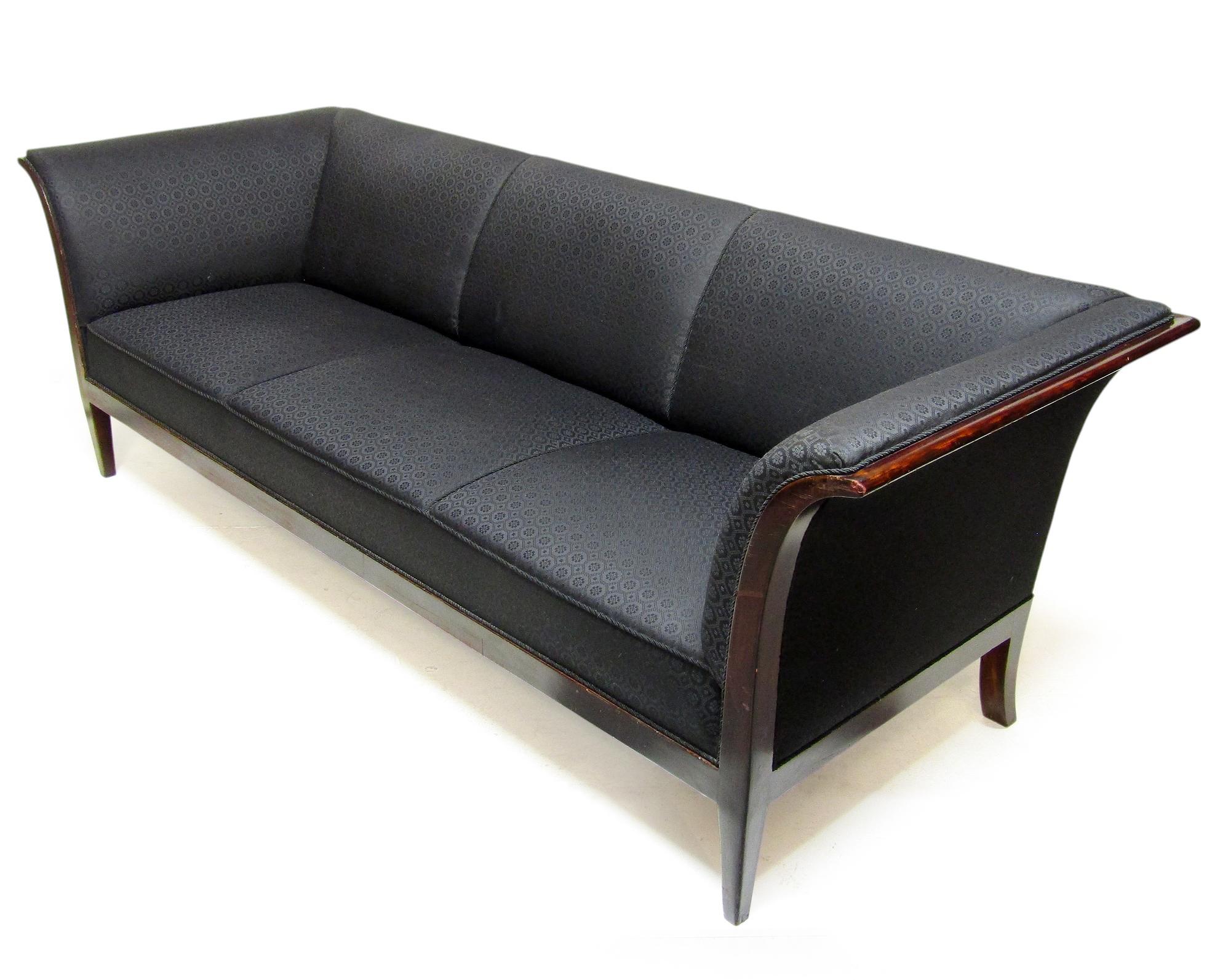 1930er Jahre Dänisches Art Deco 3-Sitzer Sofa in Mahagoni von Frits Henningsen im Zustand „Gut“ im Angebot in Shepperton, Surrey