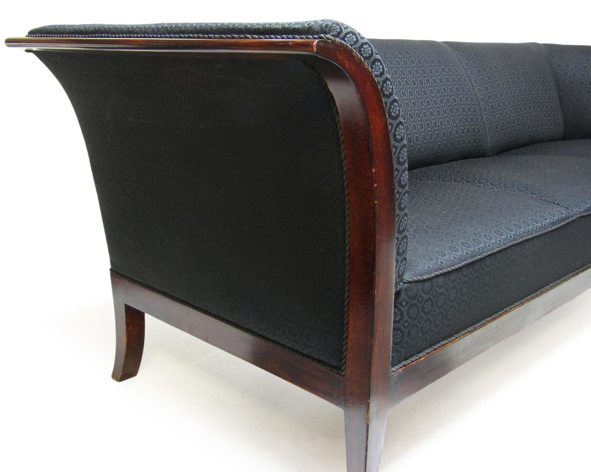 1930er Jahre Dänisches Art Deco 3-Sitzer Sofa in Mahagoni von Frits Henningsen (Seide) im Angebot