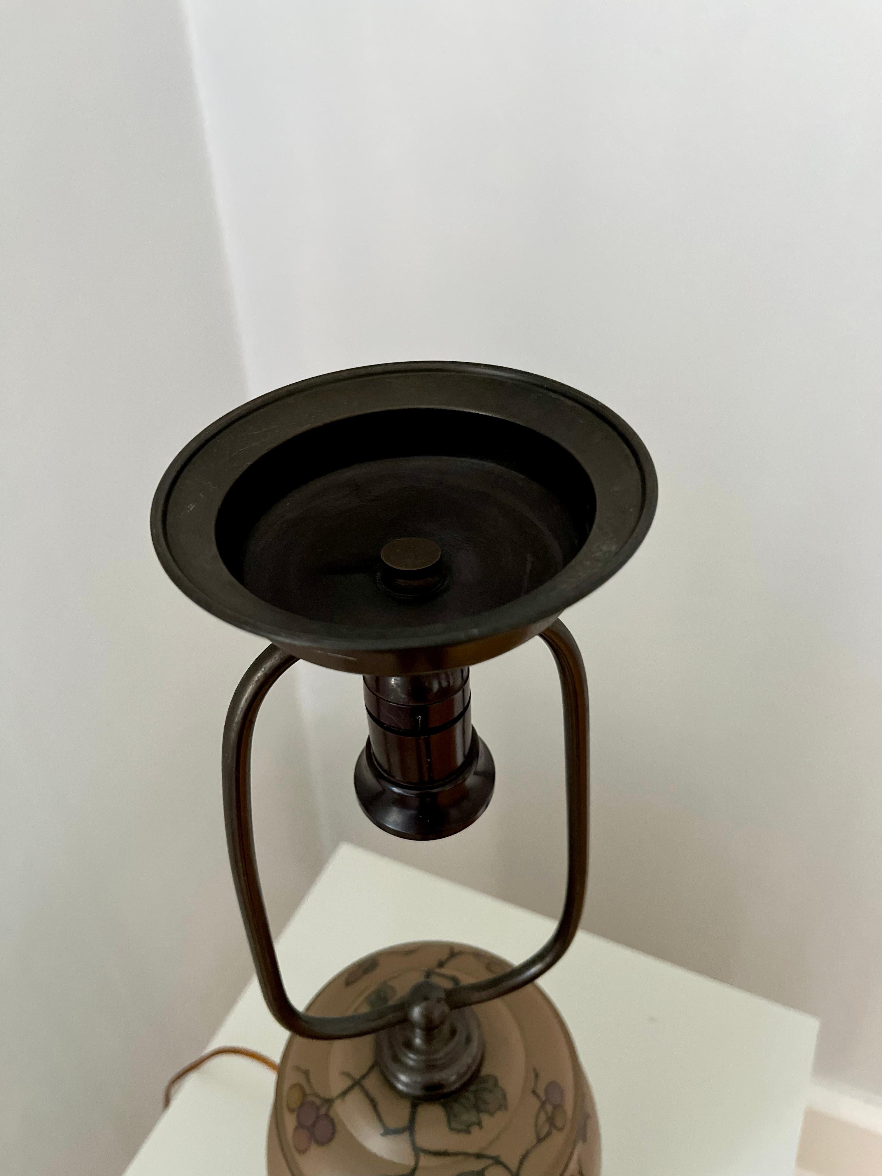 Lampe de table danoise en céramique Art nouveau des années 1930 décorée à la main par L. Hjort en vente 13