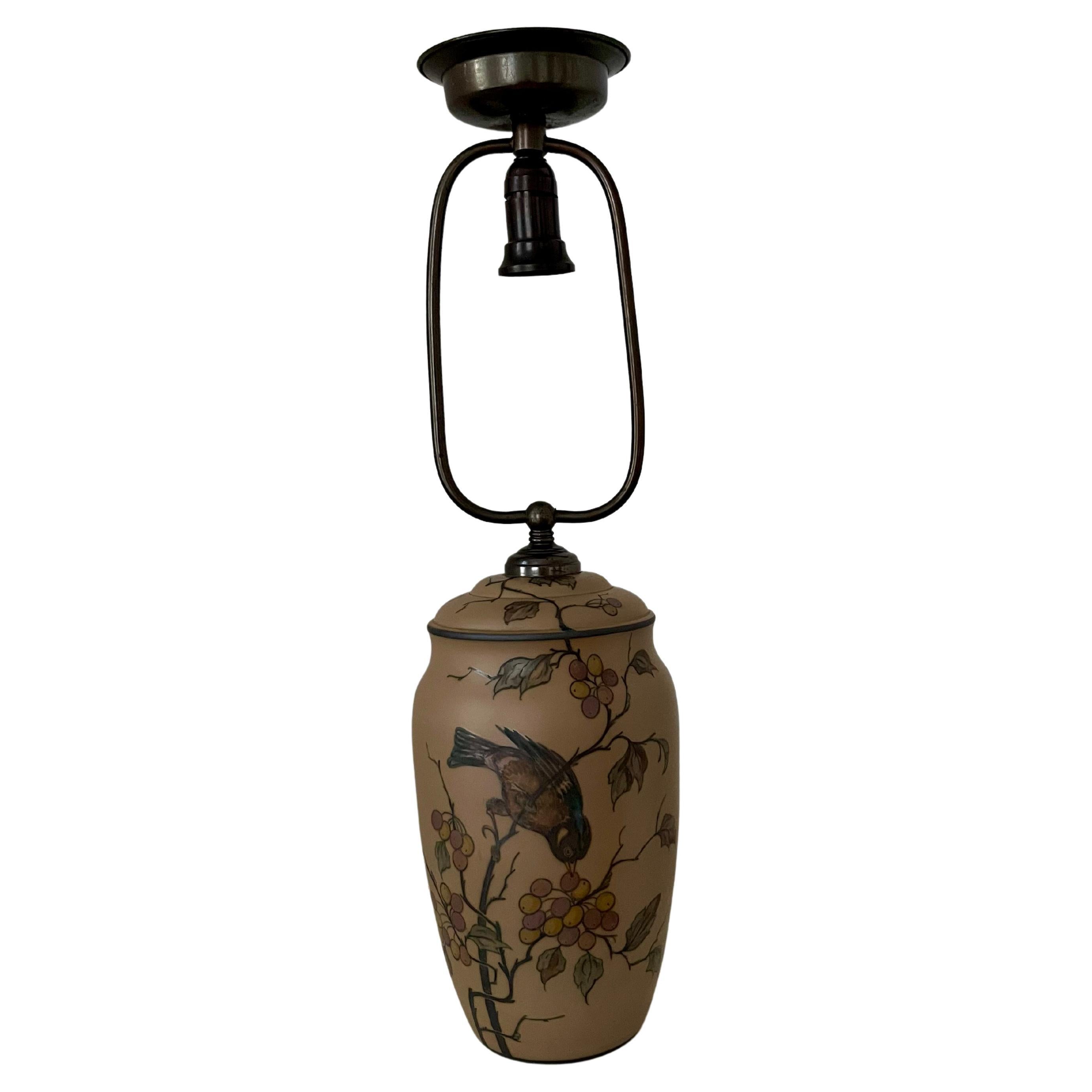 Lampe de table Art nouveau en céramique danoise, décorée à la main, fabriquée par l'usine de céramique I.L.A. sur l'île danoise de Bornholm, réputée pour ses ateliers de céramique exceptionnels. Cette lampe de table est décorée à la main d'un oiseau