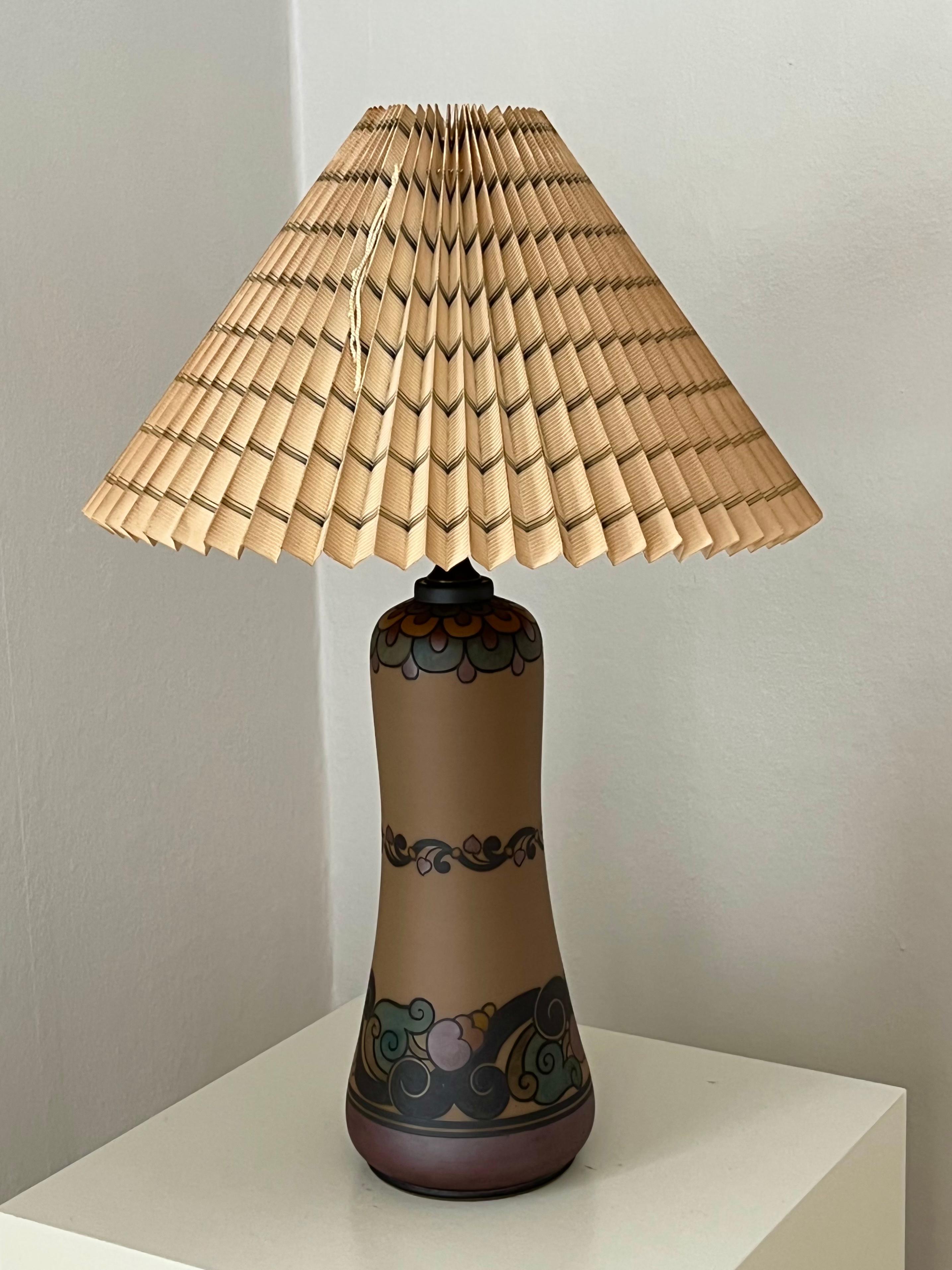 Cette grande lampe de table Art nouveau en céramique danoise est décorée à la main et fabriquée par l'usine de céramique I.L.A. sur l'île danoise de Bornholm, réputée pour ses ateliers de céramique exceptionnels. Décoré à la main d'un motif