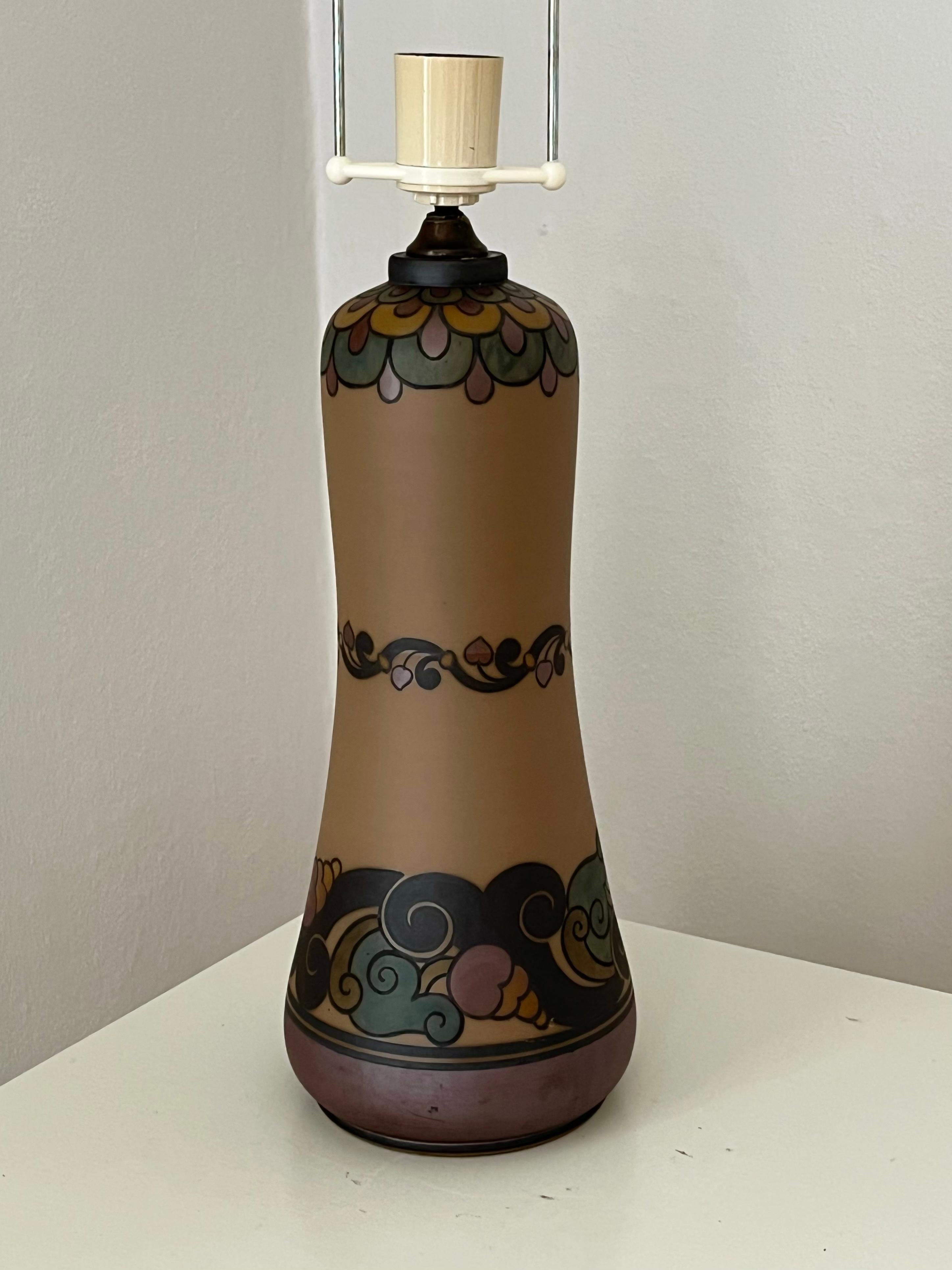 Danois Lampe de table danoise en céramique Art nouveau des années 1930 décorée à la main par L. Hjort en vente