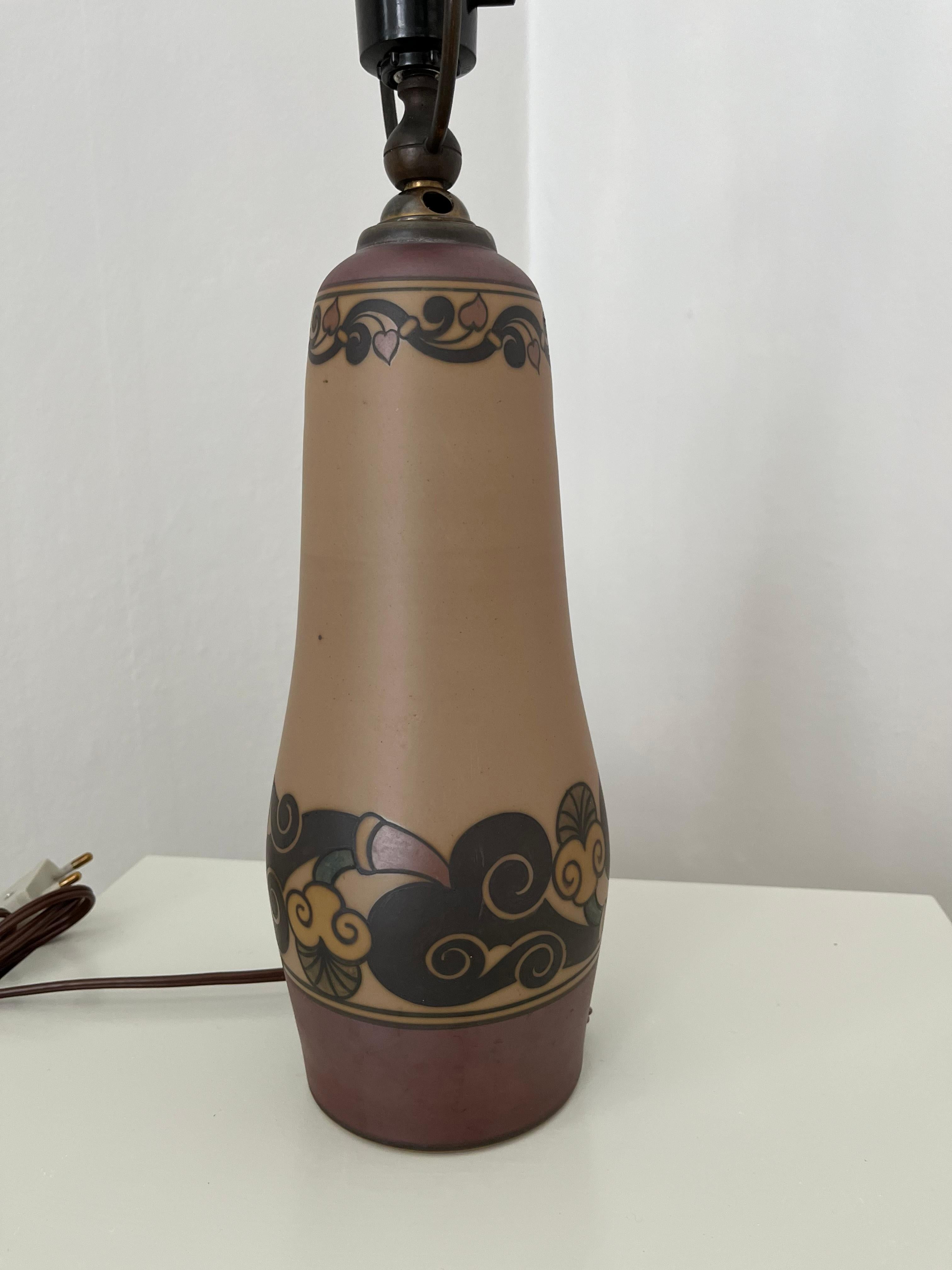 Lampe de table danoise en céramique Art nouveau des années 1930 décorée à la main par L. Hjort en vente 2