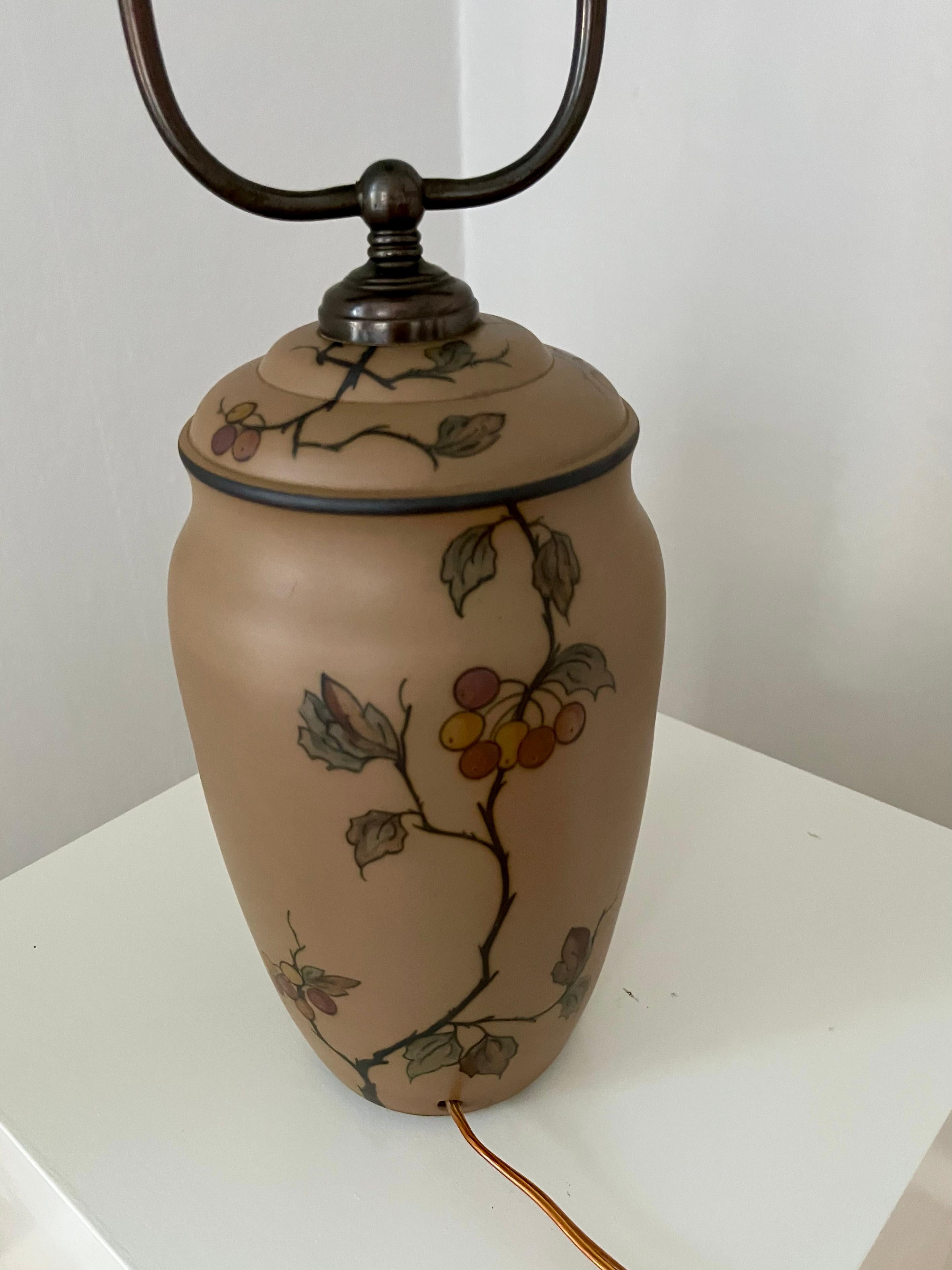 Lampe de table danoise en céramique Art nouveau des années 1930 décorée à la main par L. Hjort en vente 3