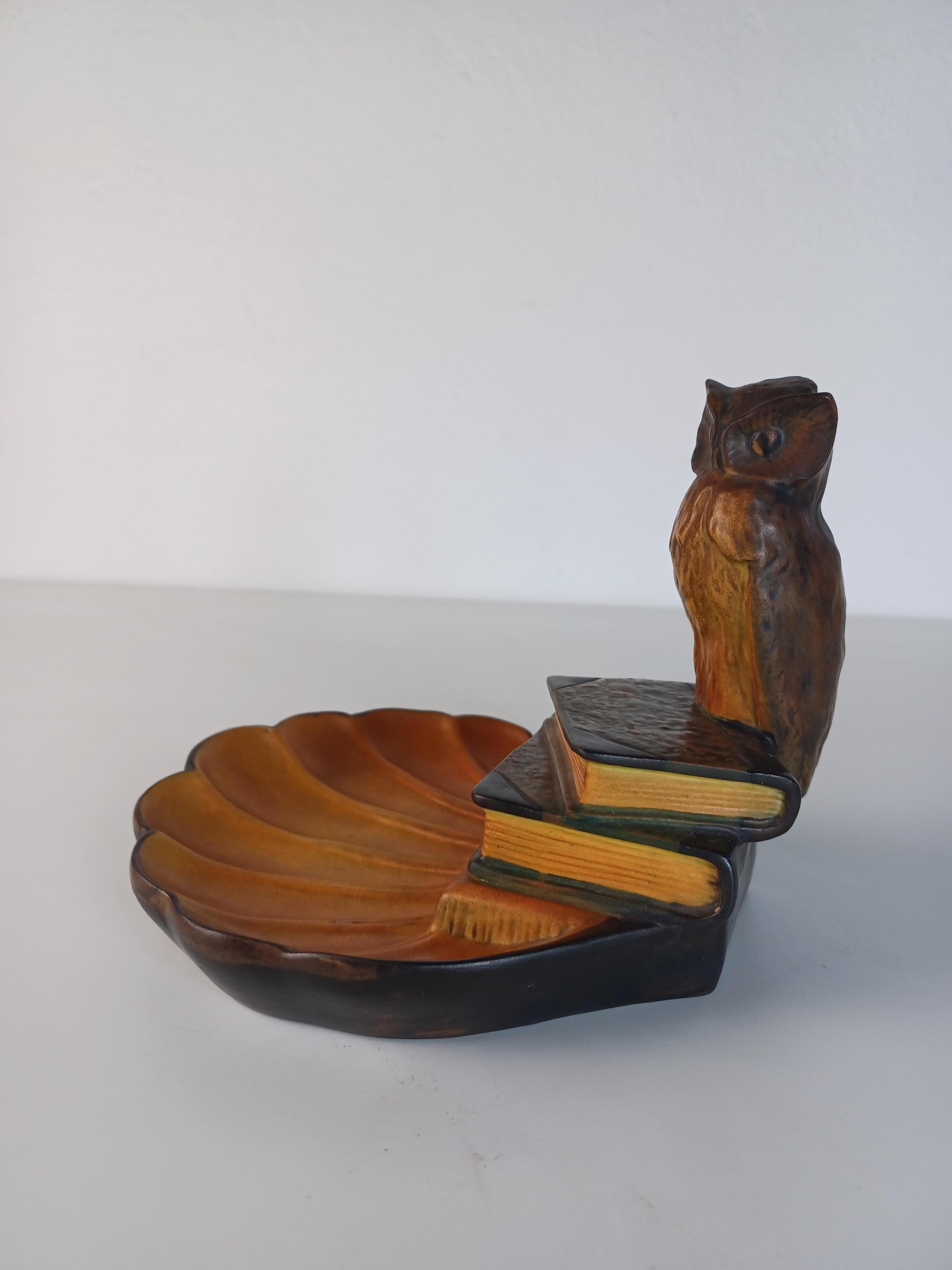 Ciotola a gufo danese Art Nouveau degli anni '30 realizzata a mano - portacenere di P. Ipsen Enke

La ciotola artigianale in stile art nuveau, che raffigura un gufo saggio in cima ad alcuni libri, ha una base marrone insolita per i pezzi Ipsen Enke