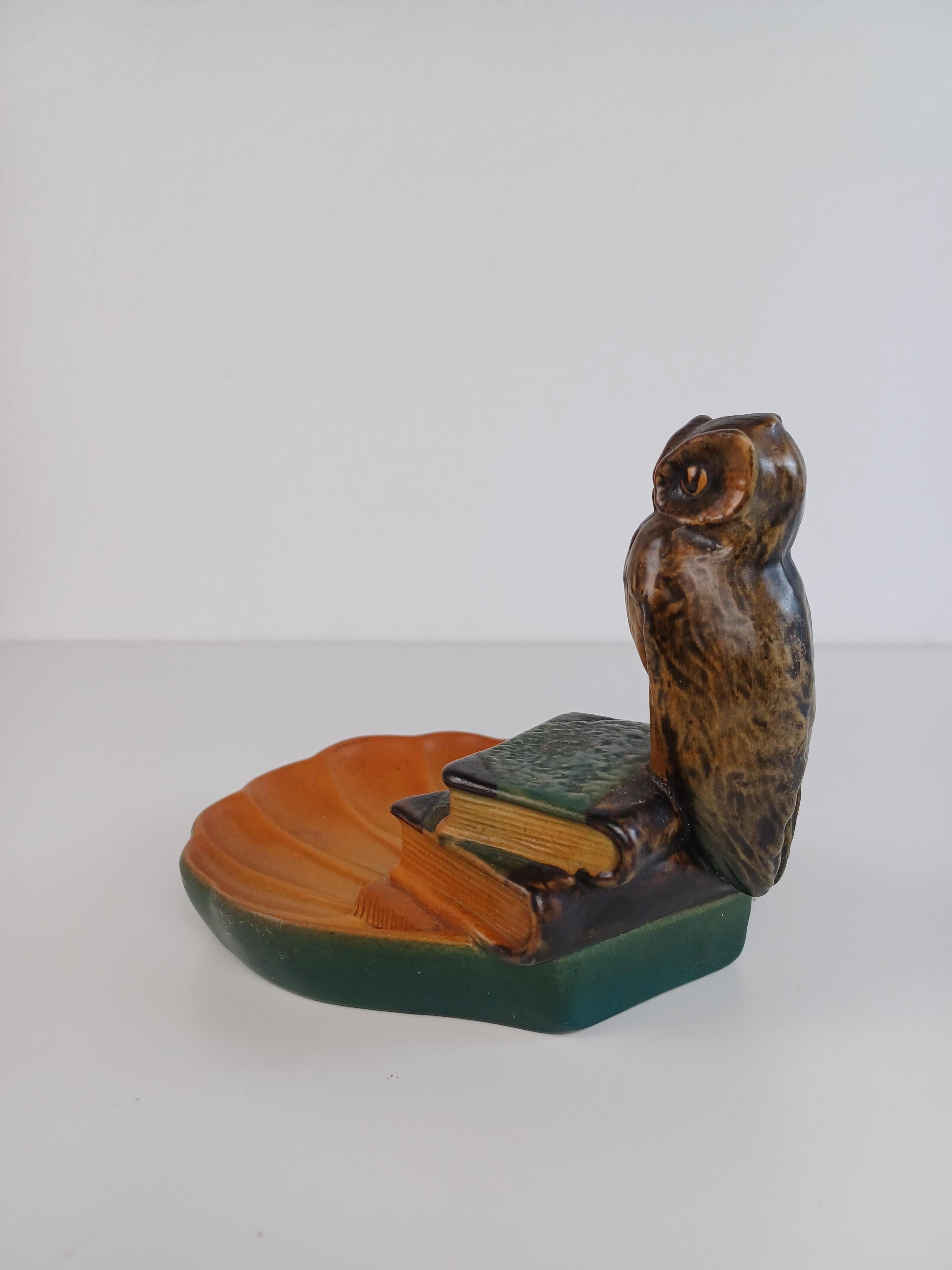 1930s Danish Art Nouveau handcrafted owl bowl - ash tray by P. Ipsen Enke

Le bol art nuveau fait à la main représentant un hibou sage au-dessus de quelques livres est en bon état vintage.

Ipsen Enke (1843 - 1955) était un fabricant très prospère