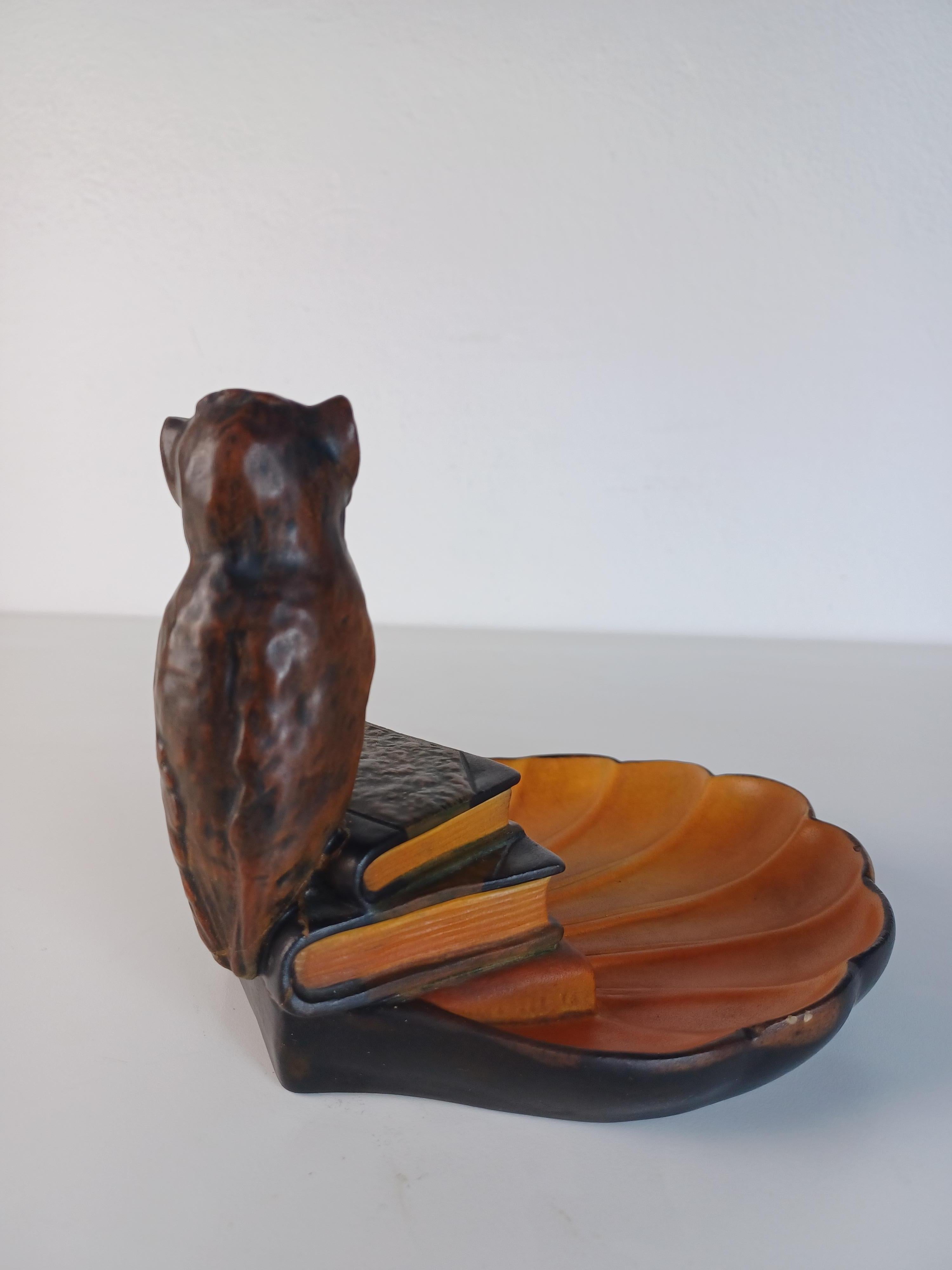 Ciotola gufo artigianale Art Nouveau danese degli anni '30 - Vassoio per cenere di P. Ipsen Enke In condizioni buone in vendita a Knebel, DK