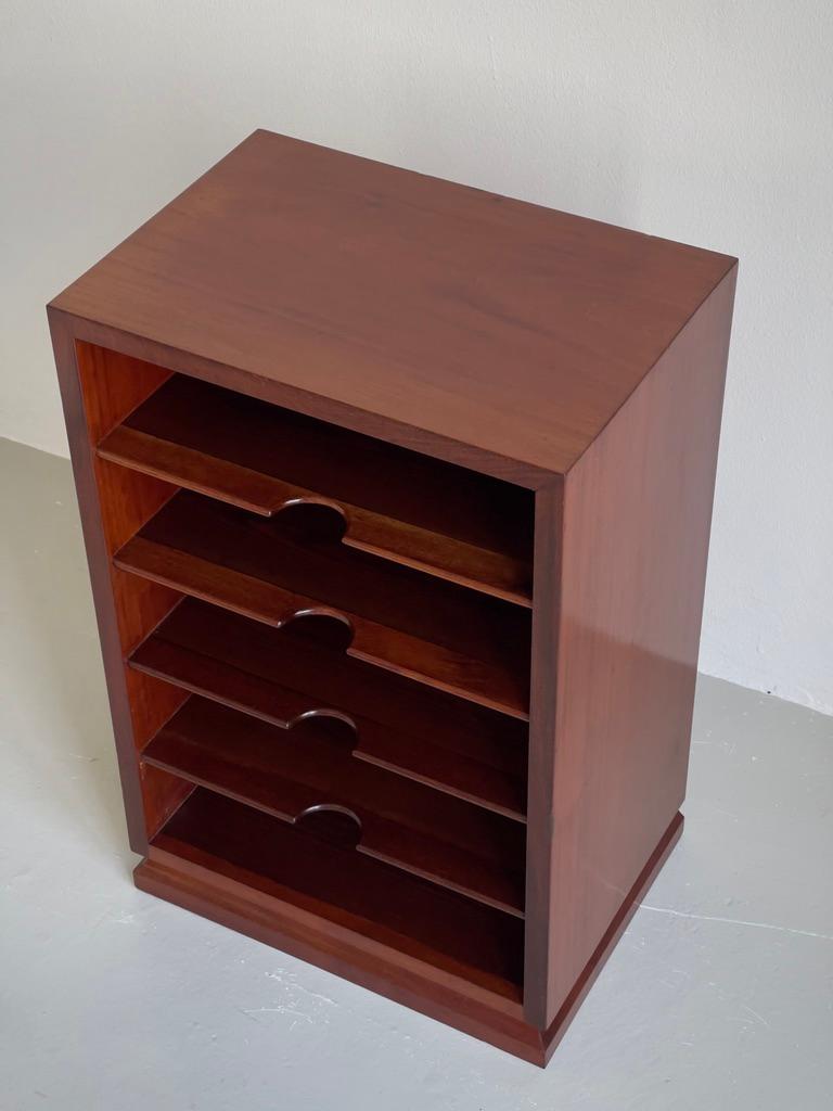 1930s Danish Cabinet Maker Magazine holder crafted in lacquered hardwood. In Good Condition For Sale In København K, 84
