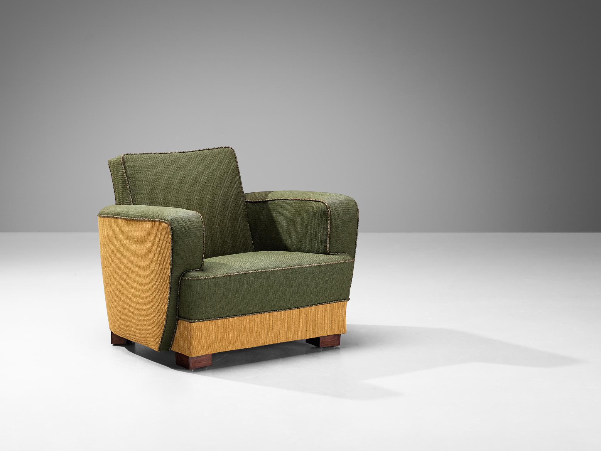 Dänischer Tischler, Loungesessel, Buche und Stoff, Dänemark, 1930er Jahre.

Zweifarbiger Sessel eines dänischen Möbelschreiners mit geometrischen Formen. Der Sitz ist dick und die Armlehnen sind dick, voll und gerade. Die Füße sind maskulin und