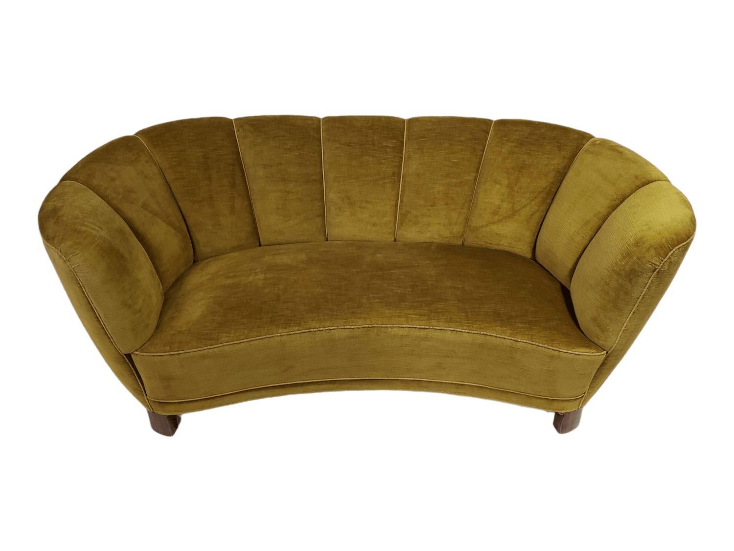 Dänisches Kanalsofa mit geschwungener Rückenlehne, gefertigt aus einem Massivholzrahmen mit achtfach handgezogenen Federn, Rosshaar- und Baumwollpolsterung, bezogen mit dem originalen grün/goldenen Mohair. Guter Vintage-Zustand, kann original